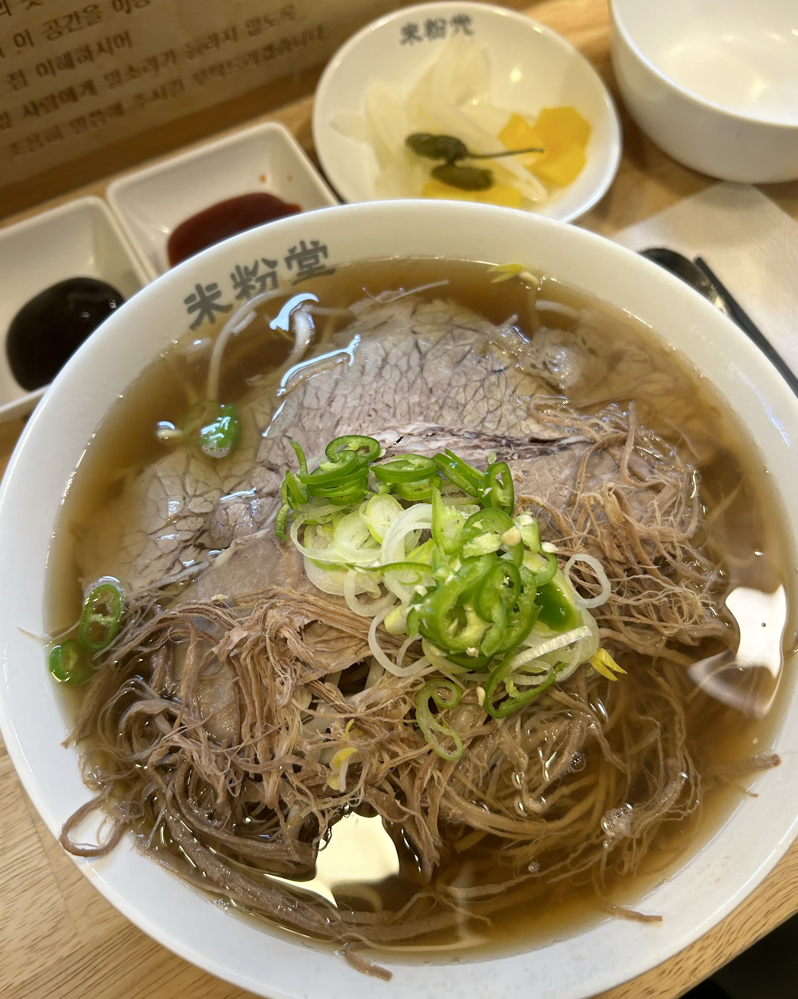 쌀국수 맛집👍👍 그런데 장갑 끼신 손으로 핸드폰 만지고 바로 또 고기, 면 잡으시더라고요,