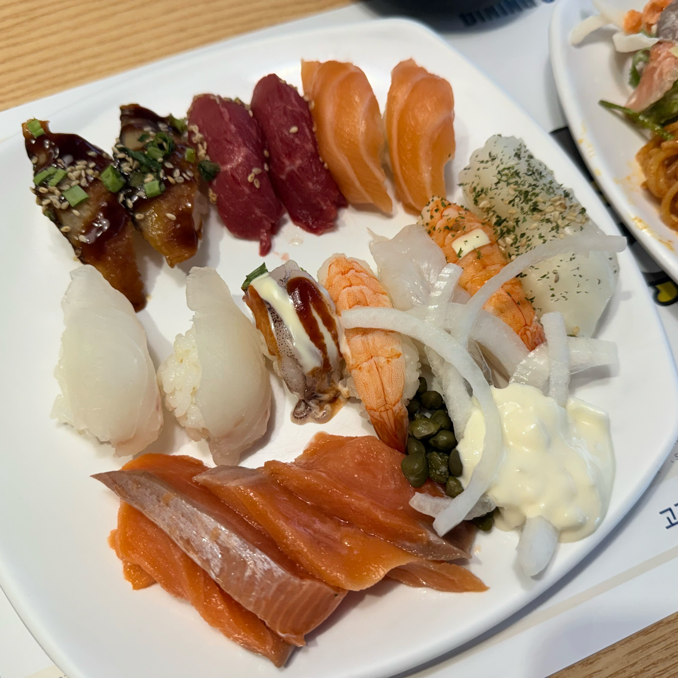 명동역 초밥 맛집 인정합니다 ო̤̮ 종류도 다양한데 초밥의 퀄리티가 좋아서 정말 많이 먹었