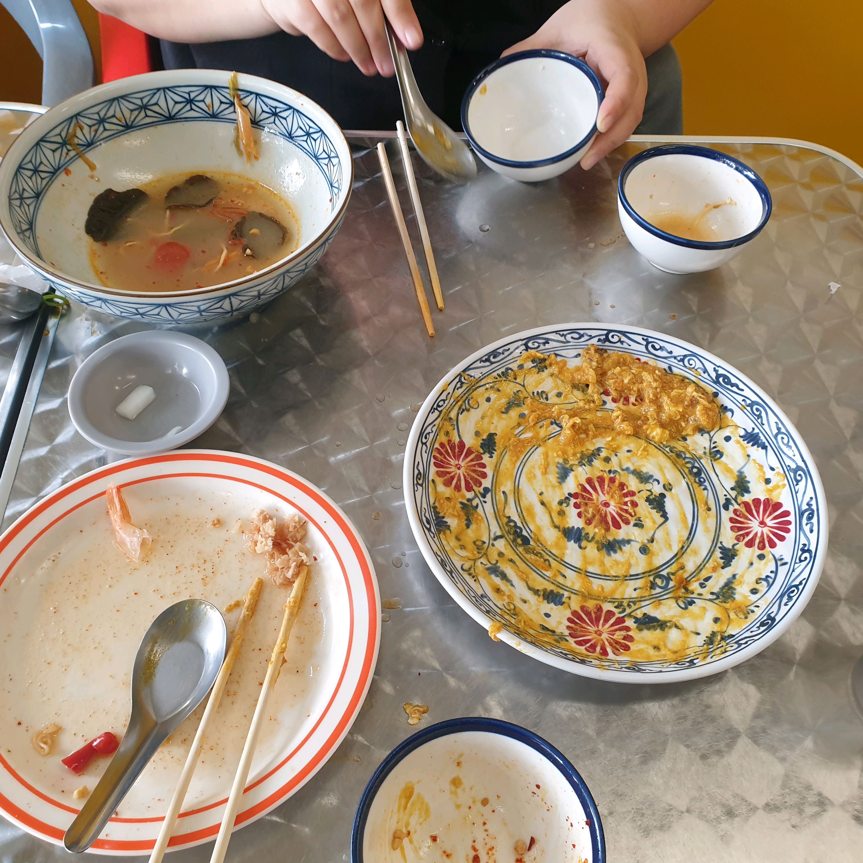 다 조았는데, 양이 너무적어서 대식가들은 과지출 할거 같읍니다. 곱배기도 팔았으면 조켓슴니