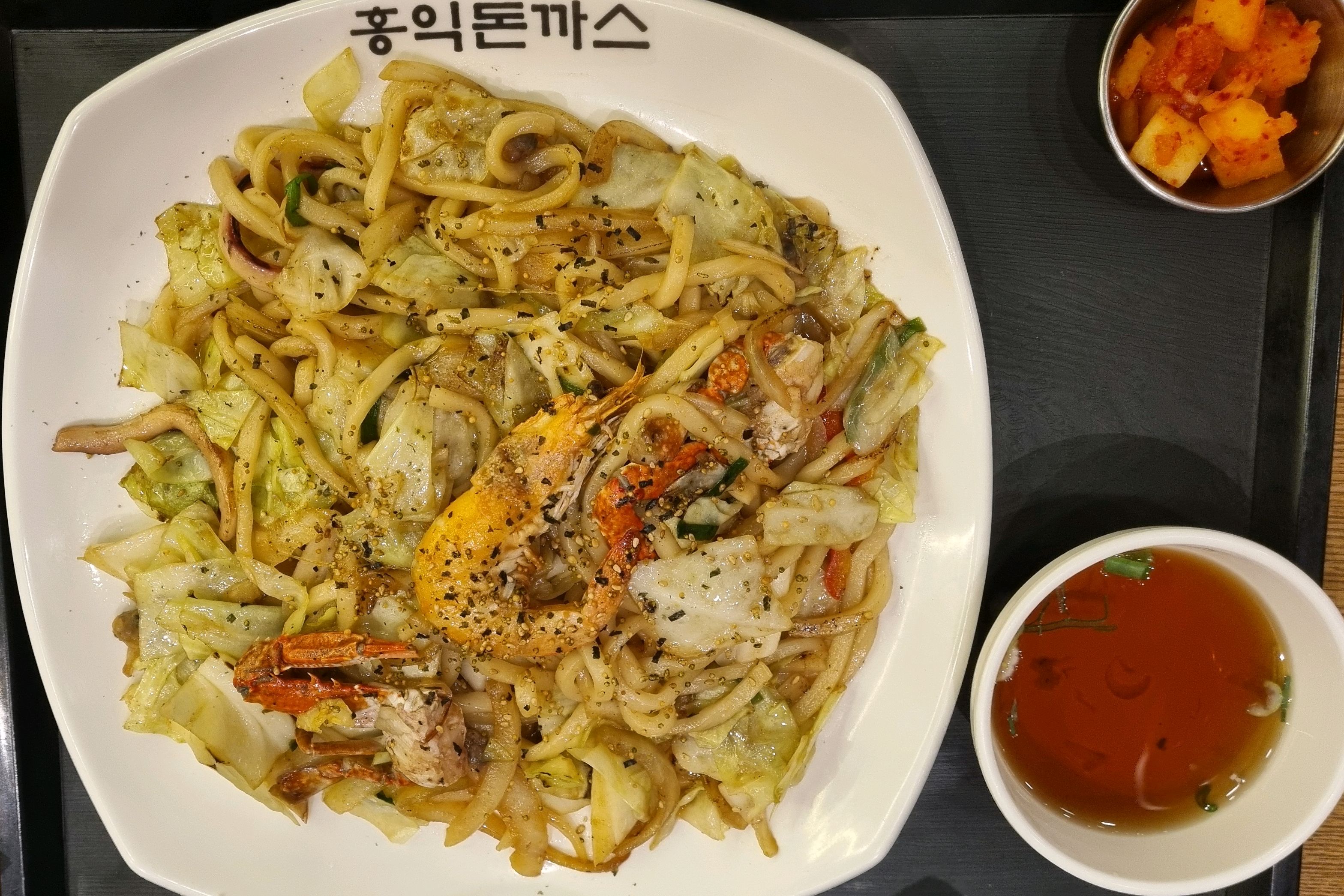 저희 가족이 좋아하는 홍익돈까스에서 오랜만에 먹었는데 역시 두껍고 바삭바삭해서 맛있었고 해