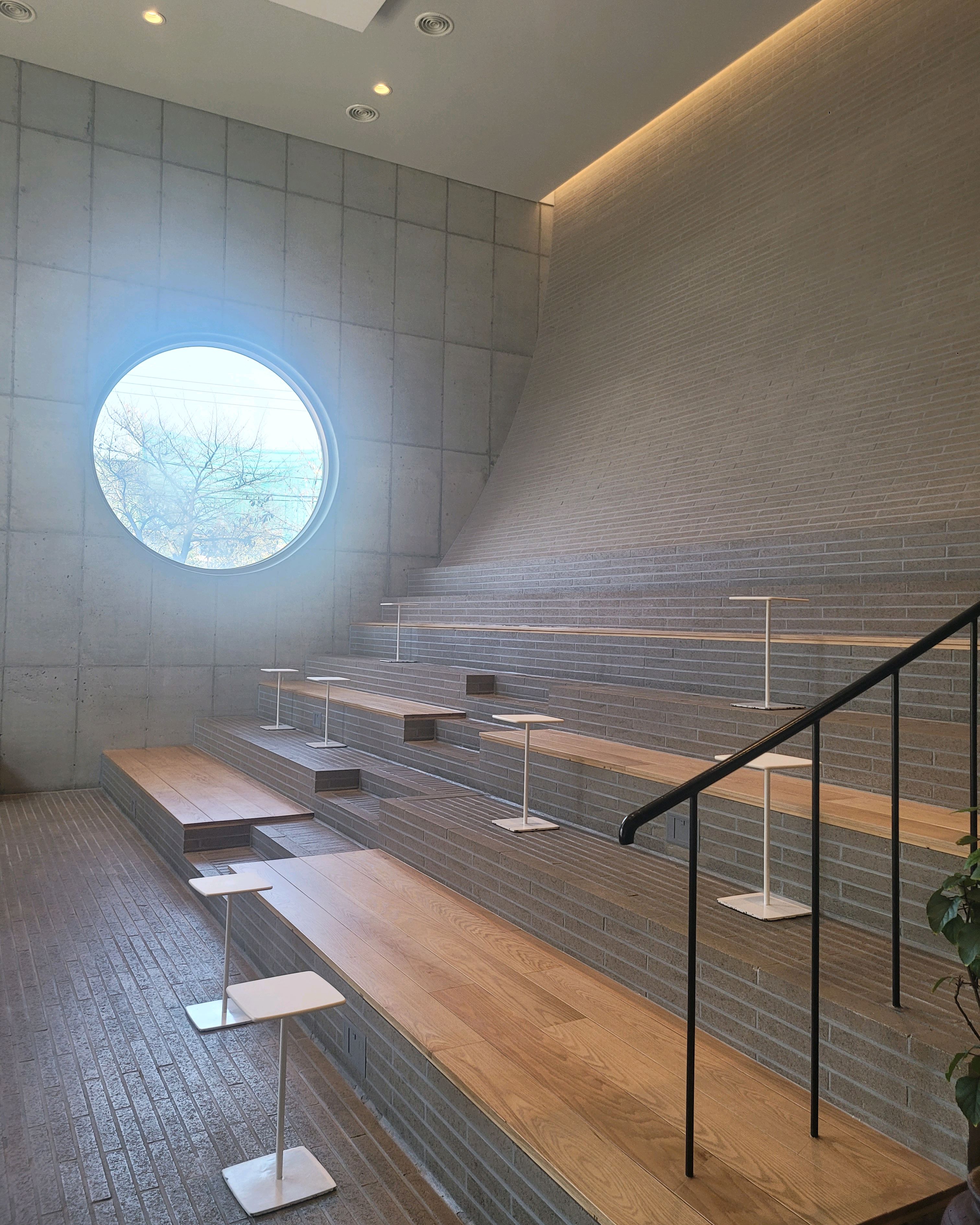 인테리어 공간이 매우 멋집니다. 주중 점심인데도 손님이 매우 많아 미리 자리를 잡고 주문해