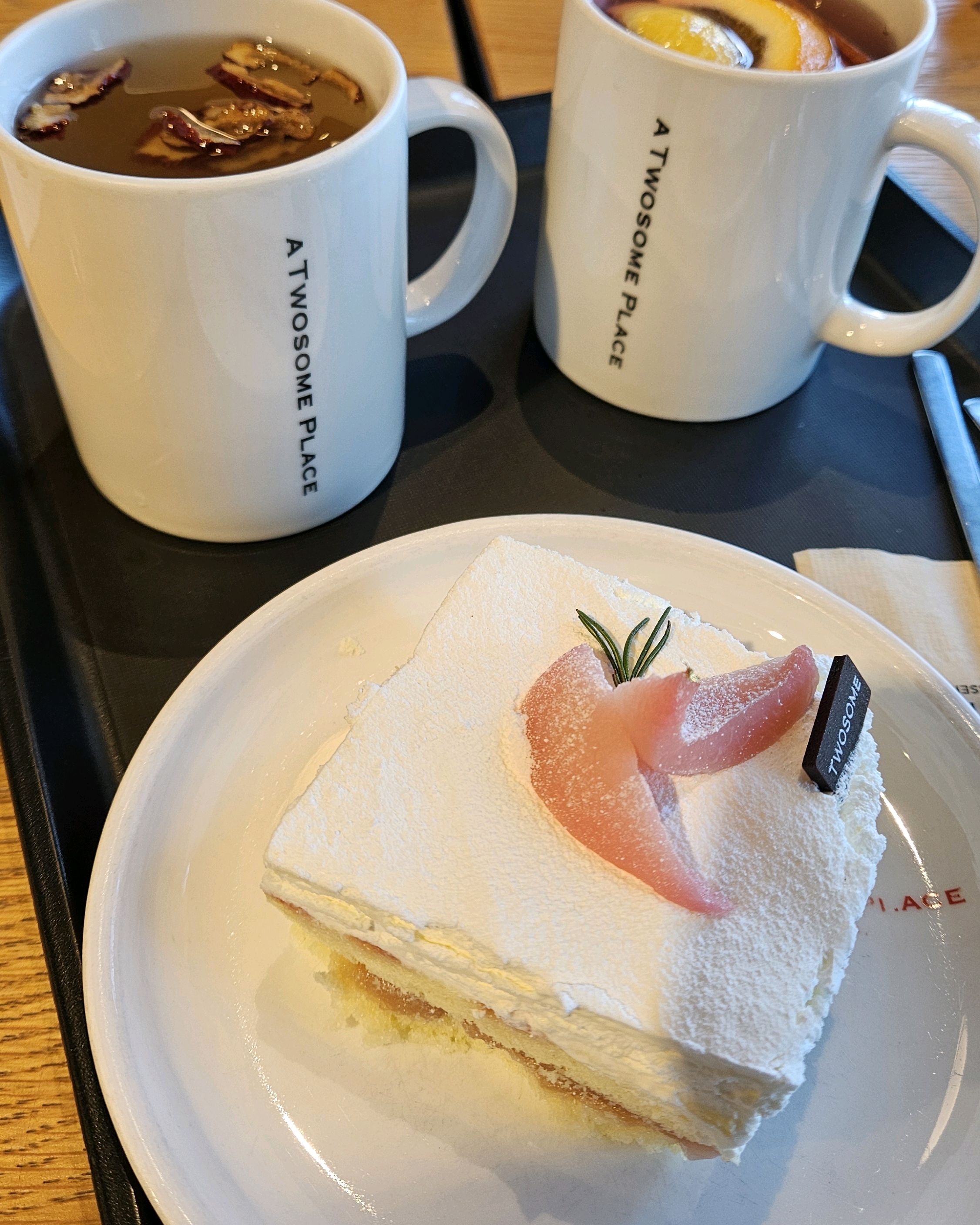 떠먹는 복숭아 생크림케이크는 적당히 달달하고 복숭아 씹히는 식감이 아주 좋아요. - 권선동 맛집 투썸플레이스 수원아이파크시티점
