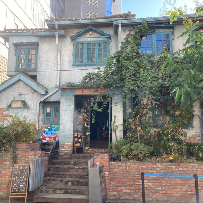  한국 서울 삼각지역 주변 감성 디저트 카페 도토리 용산점
