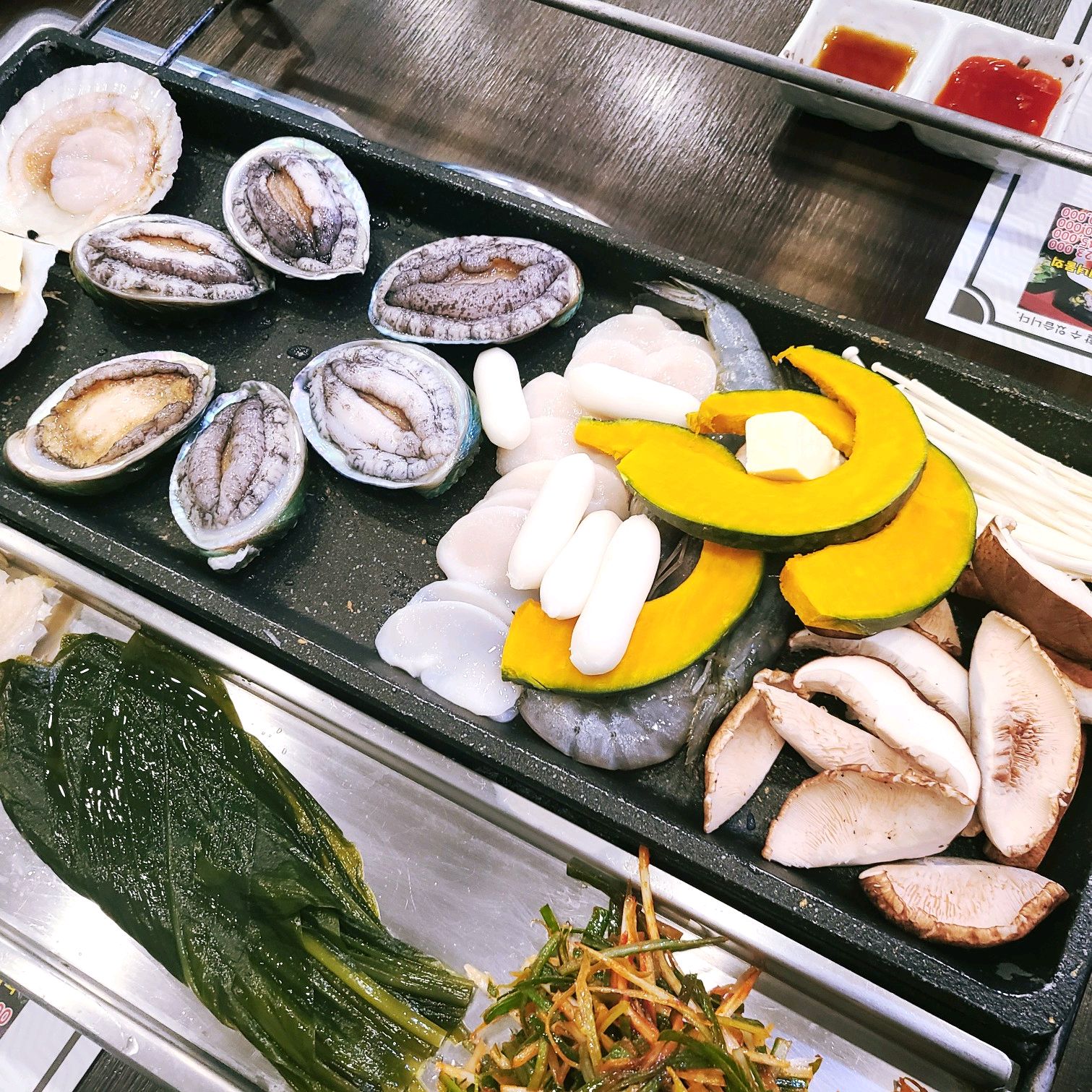 소고기와 전복 새우 가리비 관자 버섯 단호박 떡을 철판에 구워먹는 식당이예요 - 인천 맛집 어부의밥상 청라점
