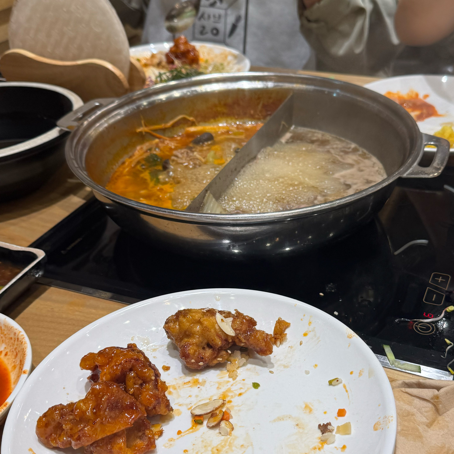 샤브샤브 무제한이라 좋아요 근데 여긴 간장닭강정이 진짜 맛있어요.. 글고 아포가토도 ...