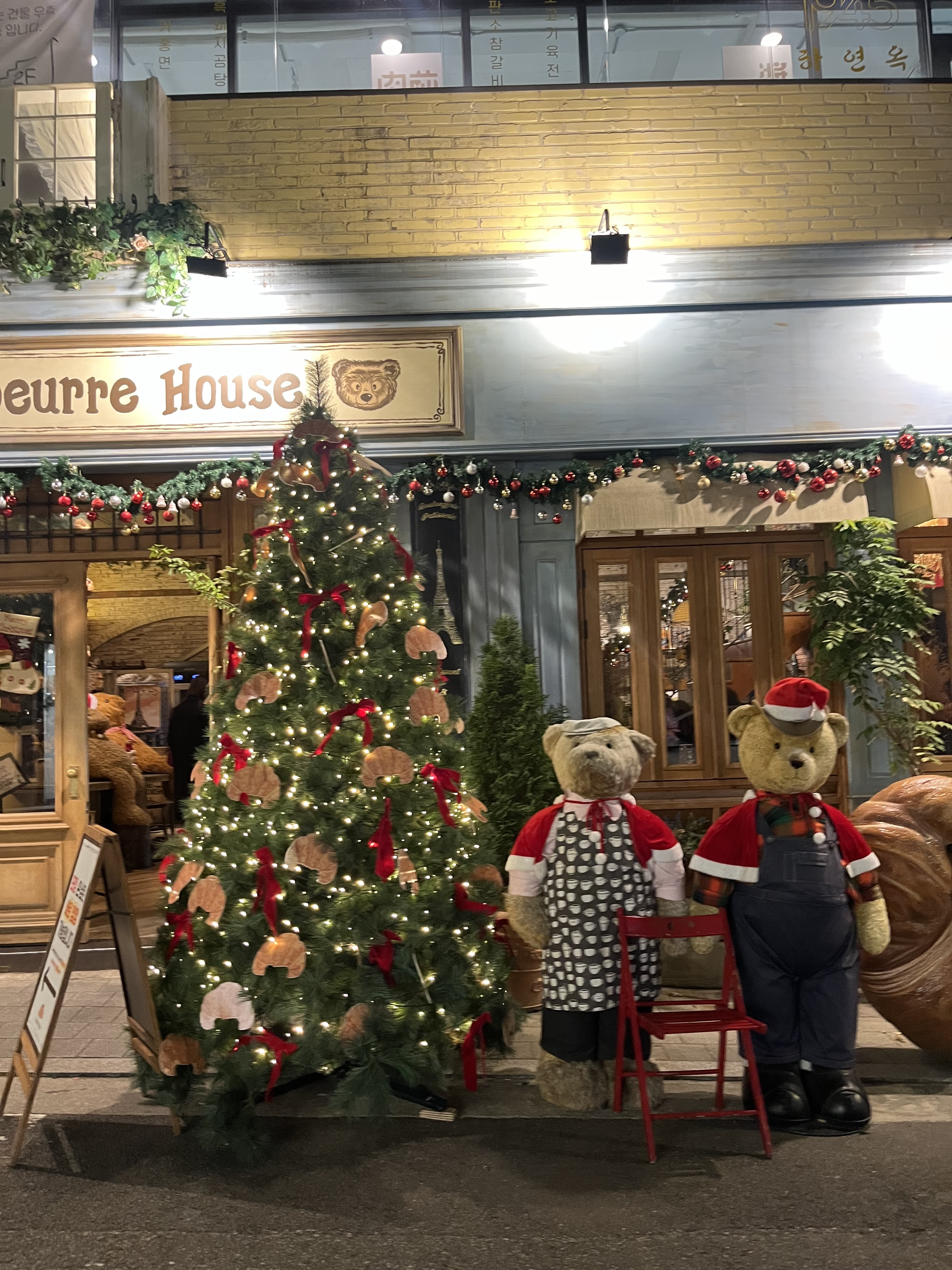 Teddy Börhouse Yongsan Branch, an emotional dessert cafe near Samgakji Station, Seoul, Korea