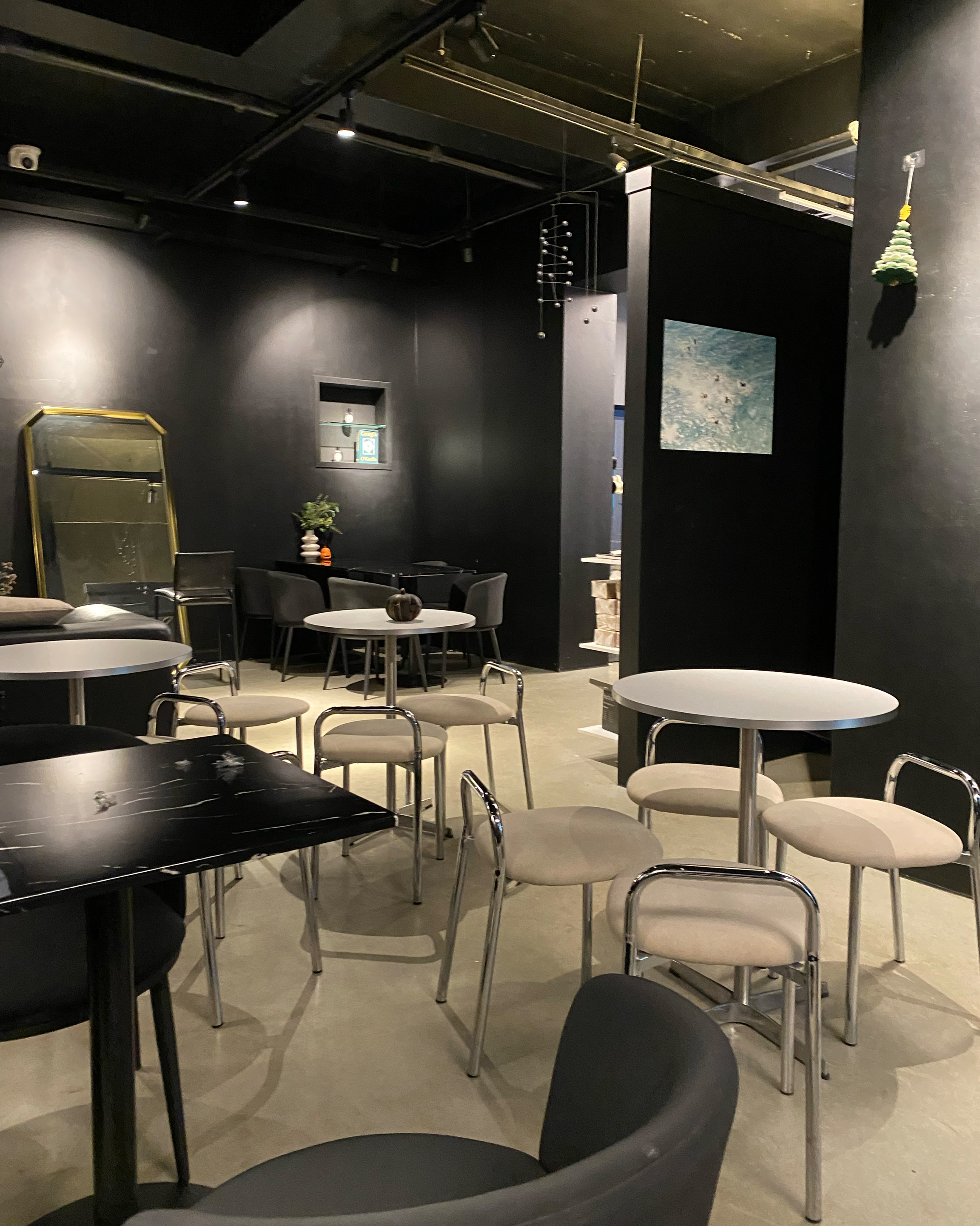 Shinnonhyeon Station, Seoul, Korea, Emotional Dessert Cafe Dark Grim Shinnonhyeon Station