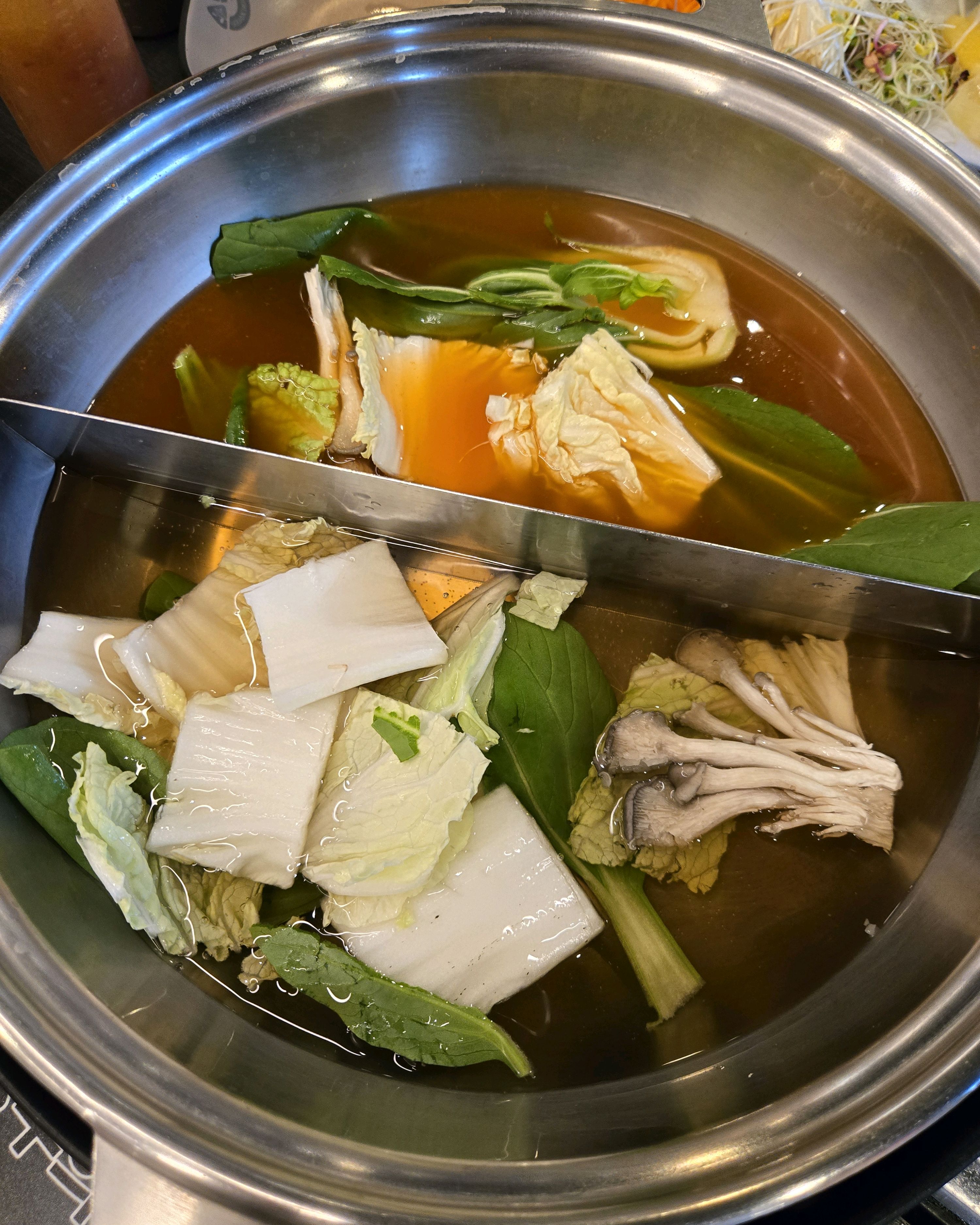 가족들이 양이 많은 편이 아니라서 셀프바 야채 한번 갖다먹고 식사 마무리했어요. 그래도 죽