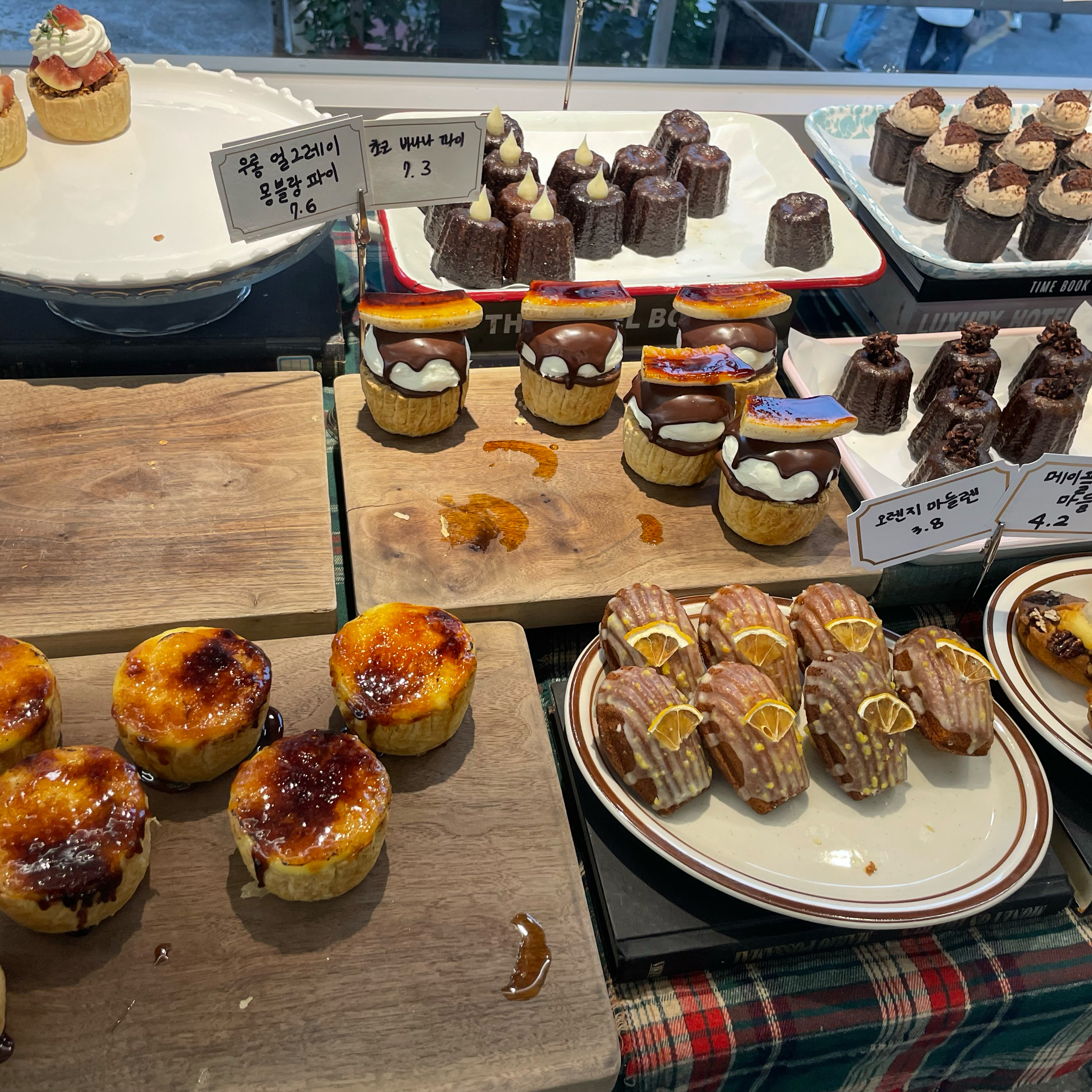 Upper & Under, an emotional dessert cafe near Sinnonhyeon Station, Seoul, Korea