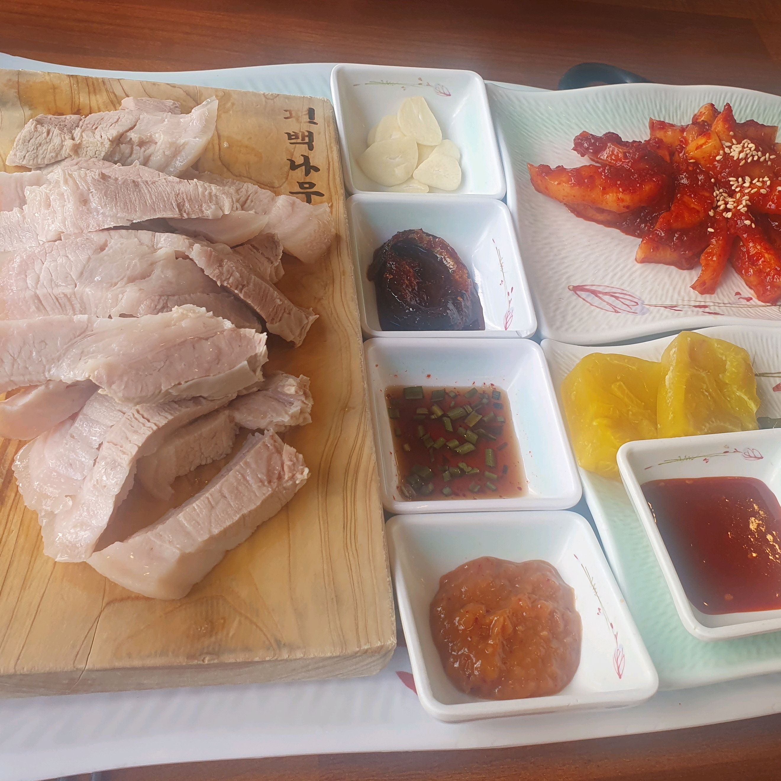 음식양도 많고 맛있었어요..전 특히 몸국이 너무 좋트라구요^^ - 제주 맛집 제주돔베고기집