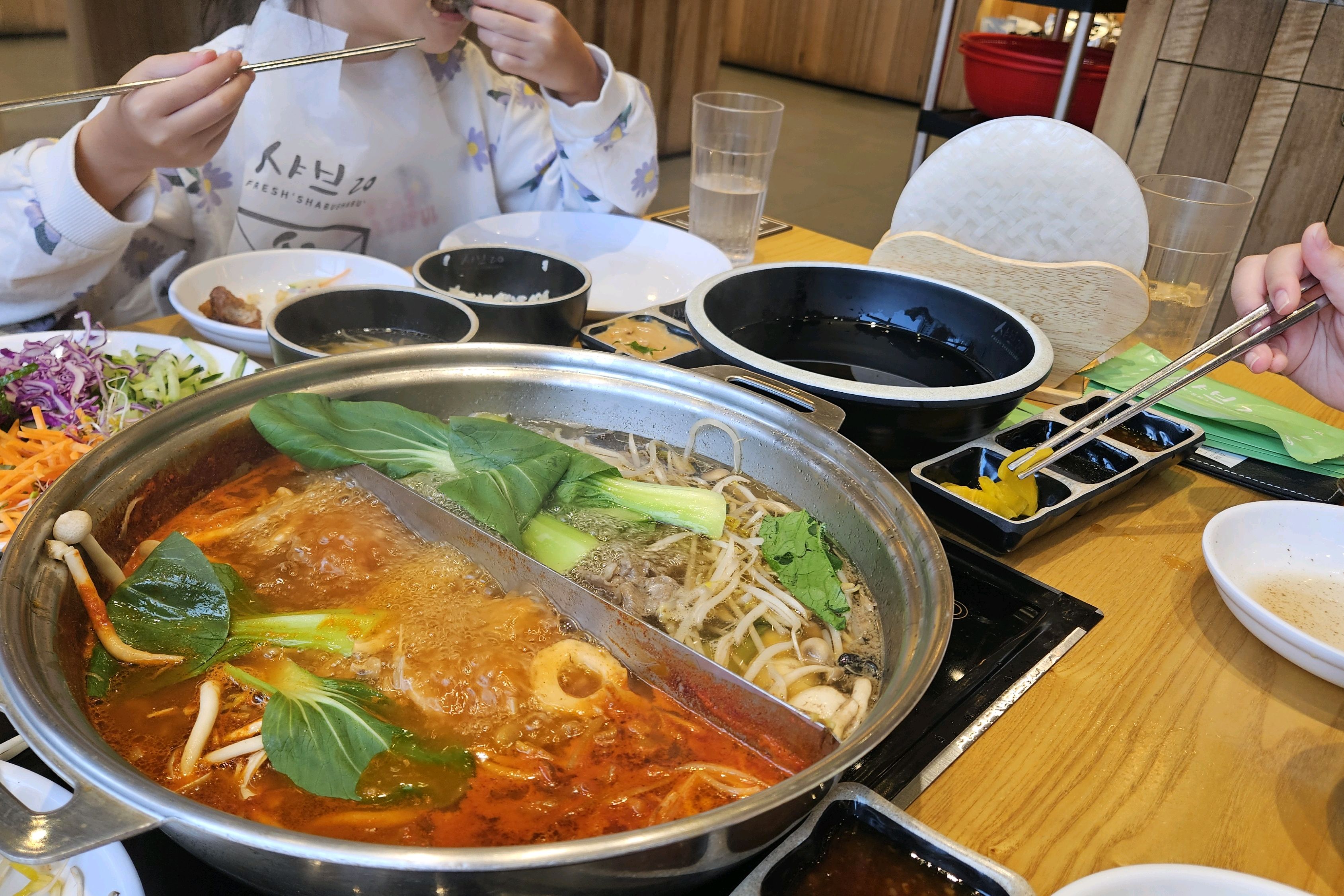 내 기준 동남구 최고 맛집 샤브 일단 무한리필인데 처음부터 고기를 넣어두어도 이렇게 부