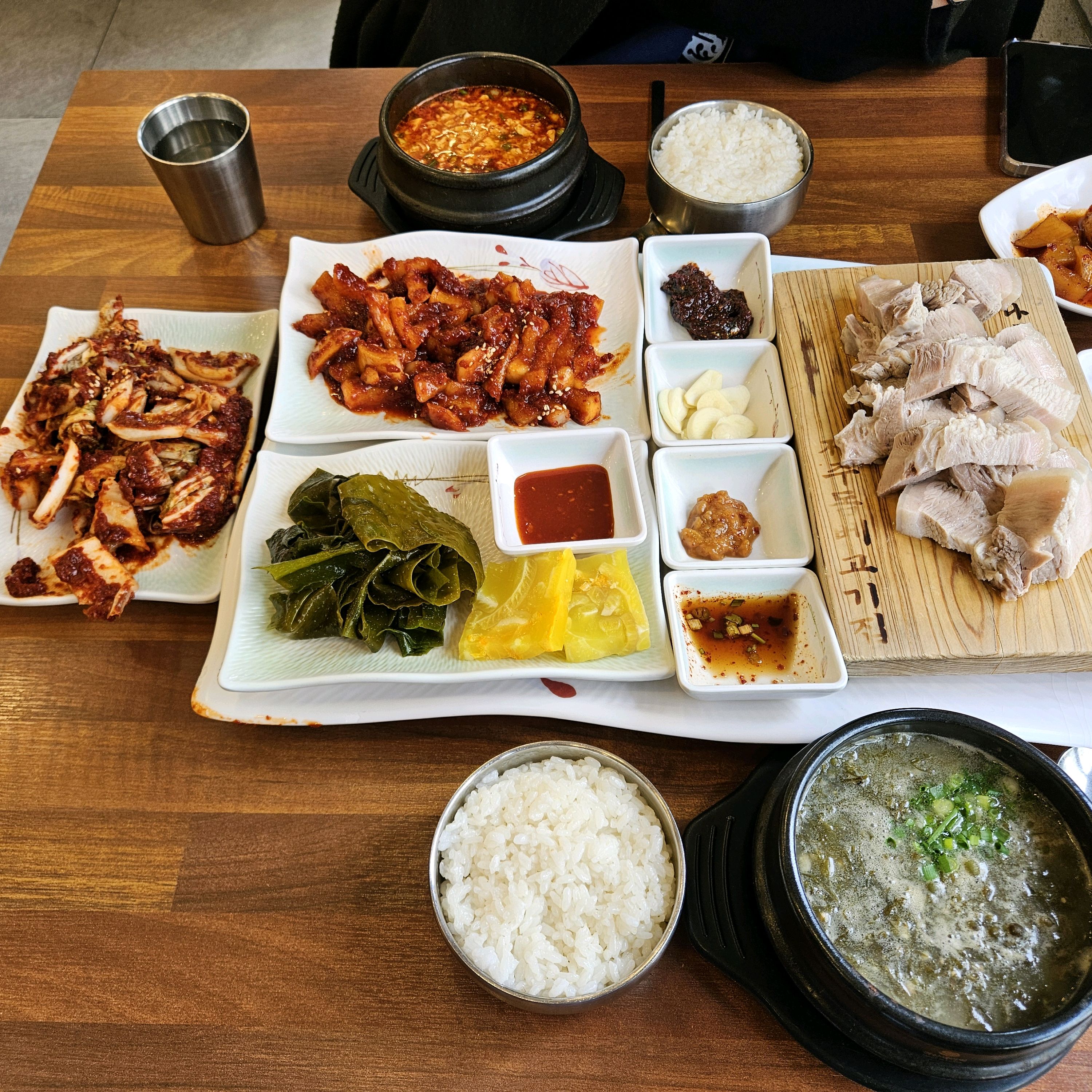 실패없는 한 끼 가능한 곳. 여기는 김치가 맛있어서 추가 해서라도 먹게되는 곳. - 제주 맛집 제주돔베고기집