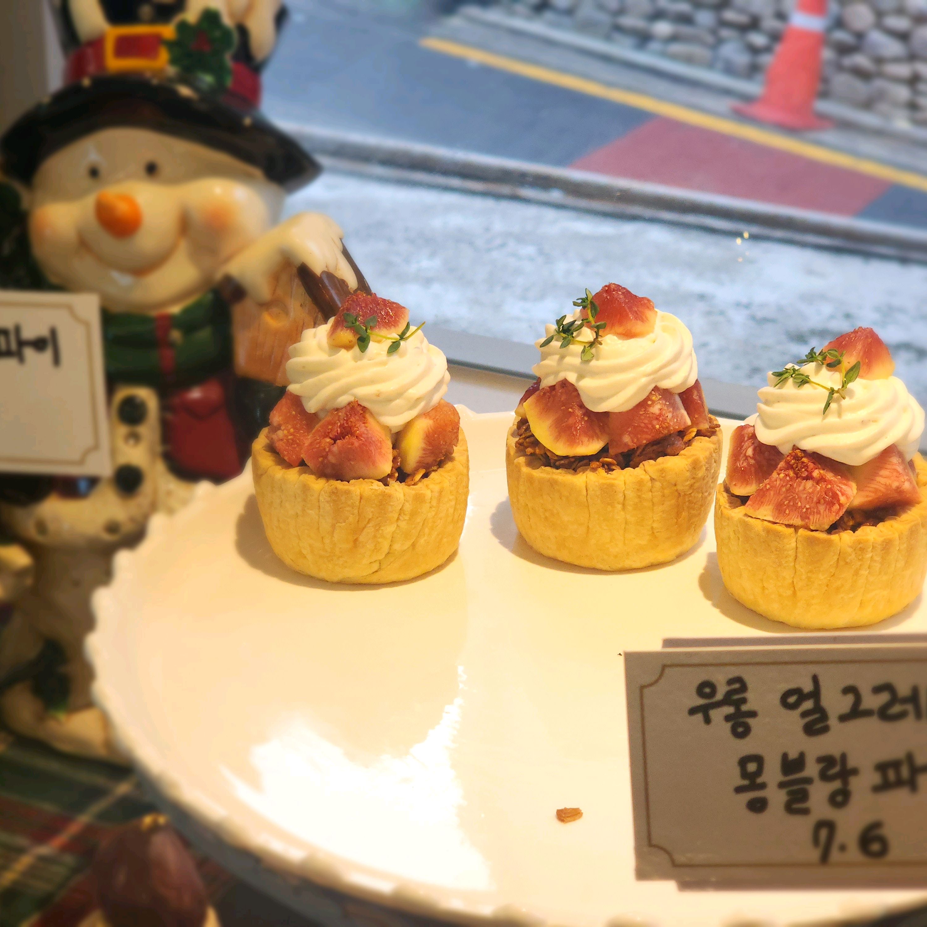  한국 서울 신논현역 주변 감성 디저트 카페 어퍼앤언더