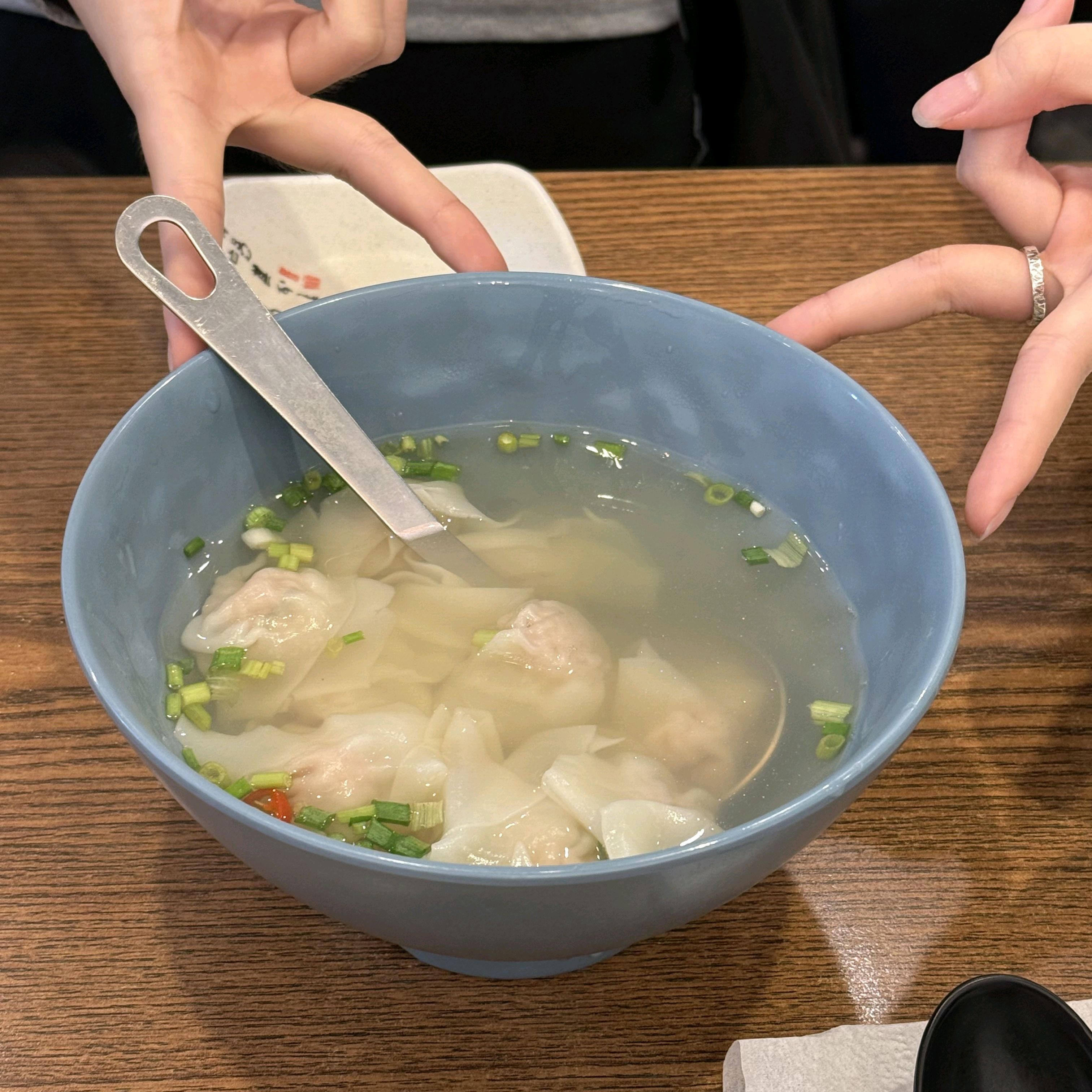 훈툰탕은 처음 먹어보는데 생각보다 더 맛있었어요! 교자도 바삭하게 구워져셔 맛있게 먹었습니
