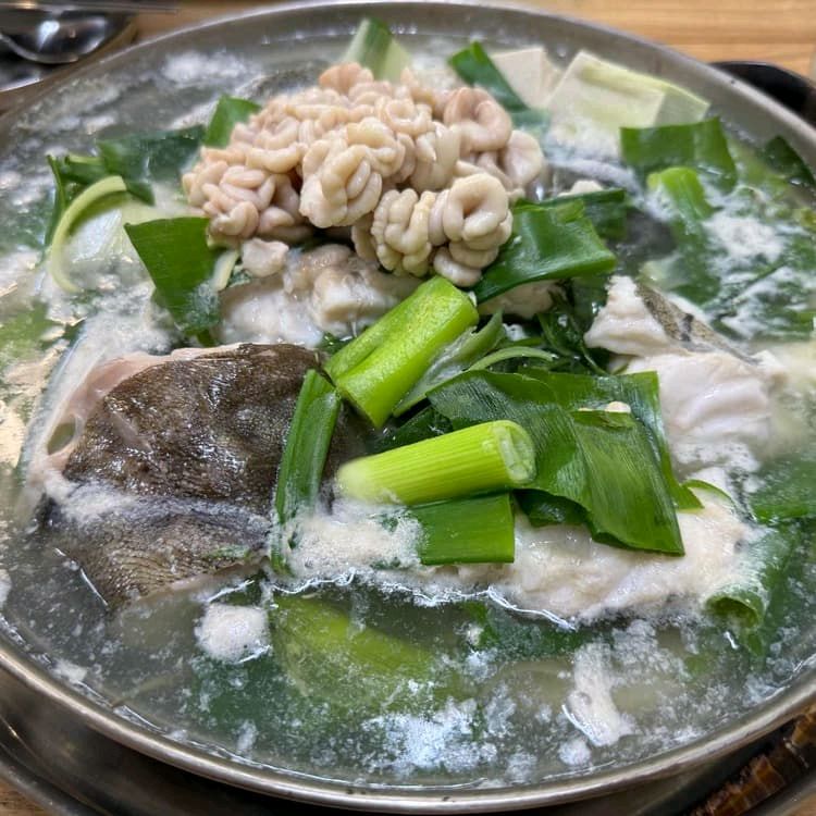 맛있습니다. 가격은 저렴하지 않지만 신선한 재료를 쓰시는것 같고, 직접 말린 고춧가루를 쓰