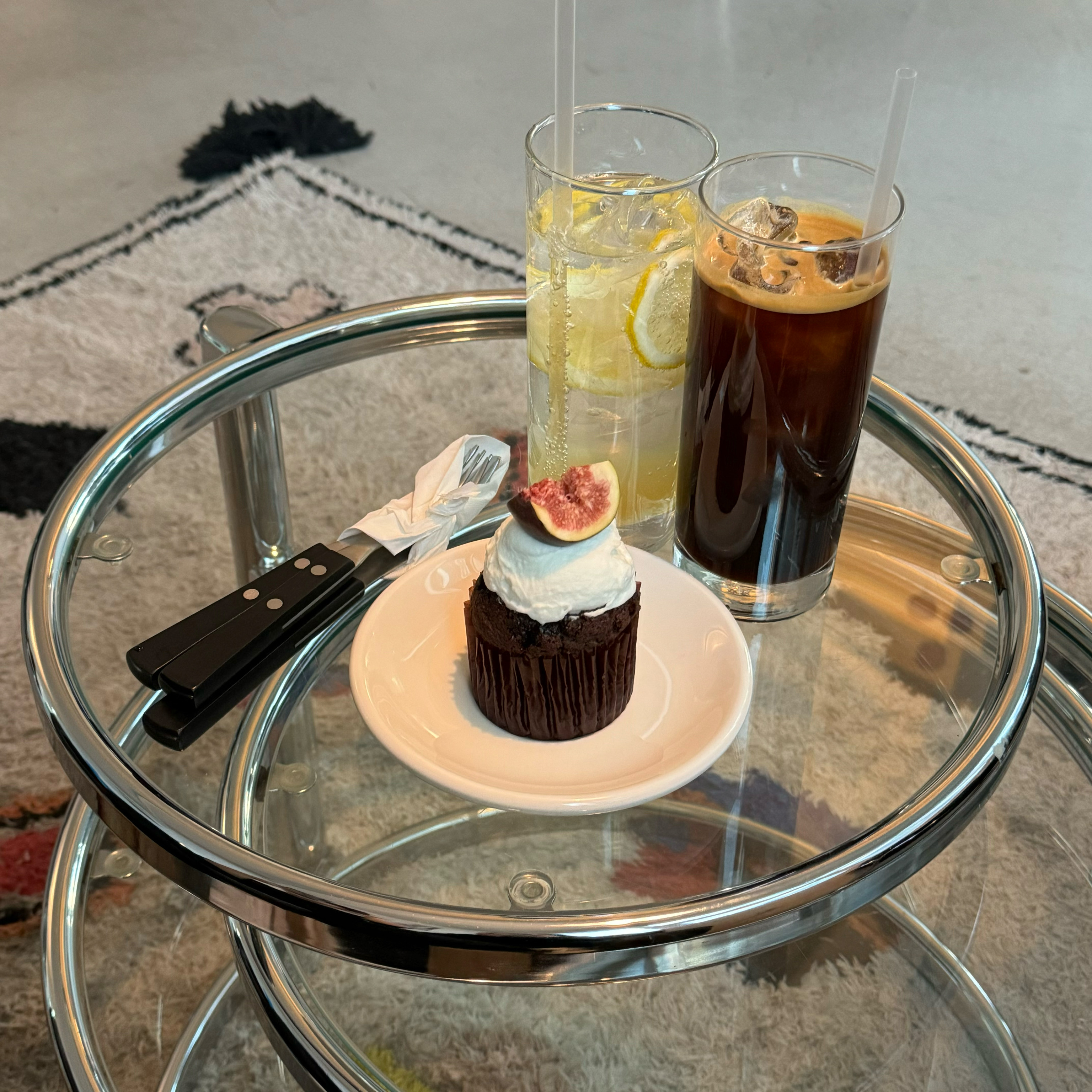 커피 맛있었고 디저트는 평범했어요. 웨이팅 10분이내로 한 것 같은데, 분위기 좋은 카페