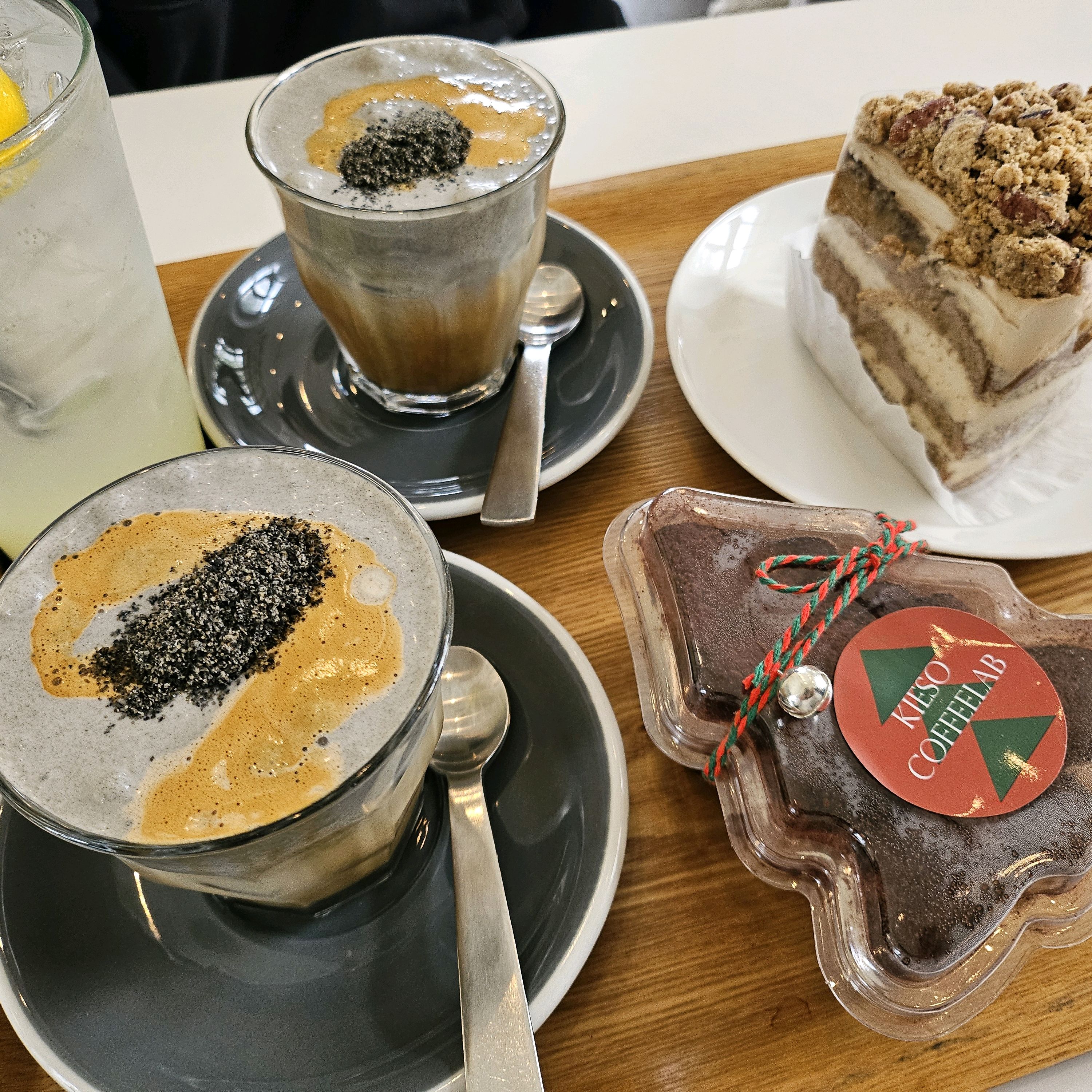 인스타에서 귀여운 트리 티라미슈보고 - 불당동 맛집 키에소커피랩