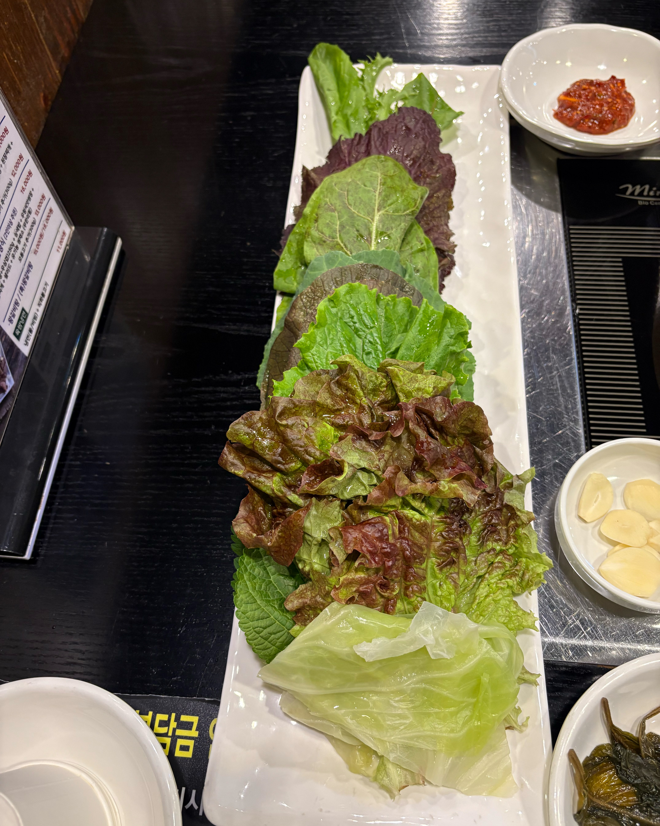 점심특선 먹었는데 강추해요 쌈채소도 무한리필인데 양을 워낙 많이 주셔서 리필 하기도 벅차요