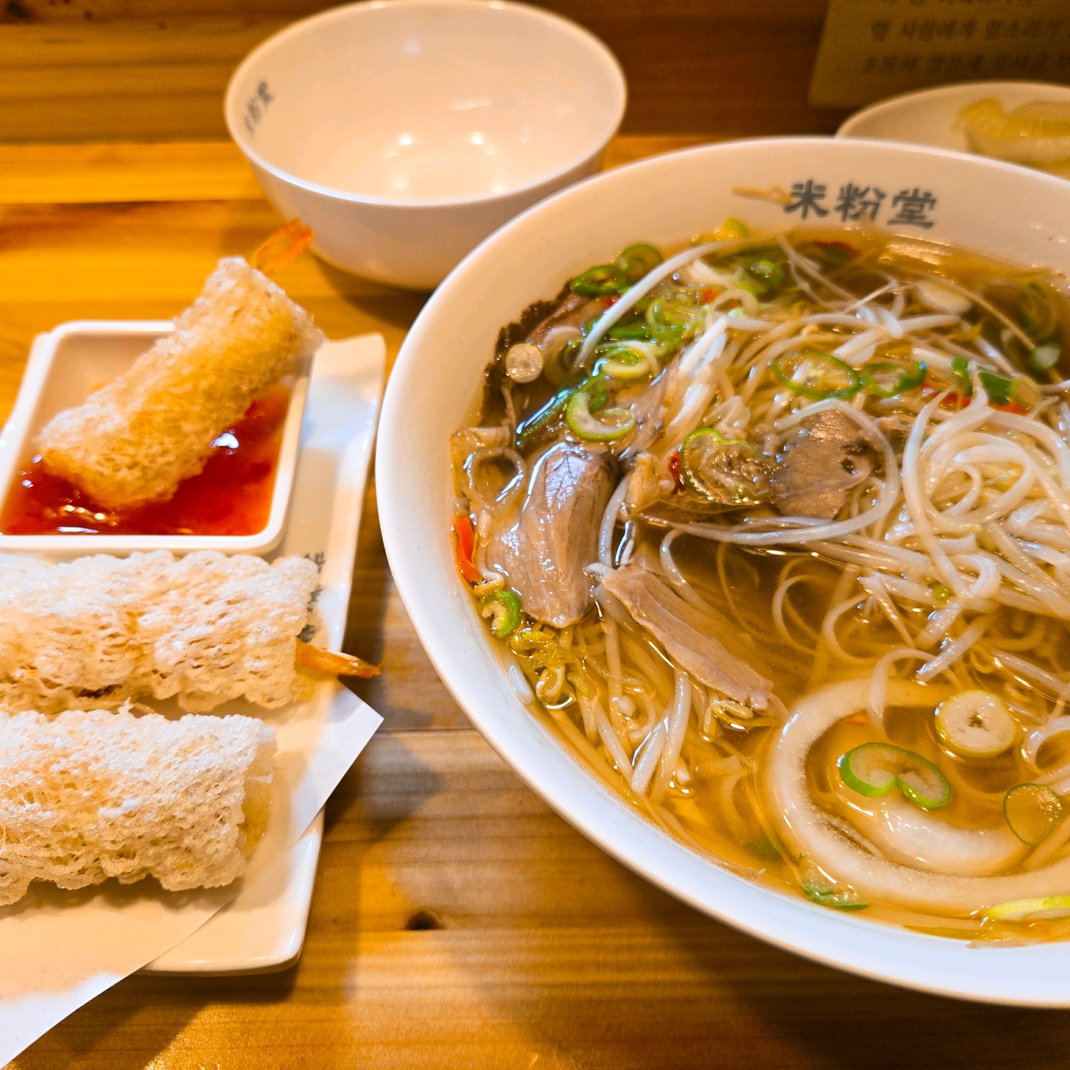 혼밥하기 좋고 추운날 몸녹이기 좋은 뜨끈한 국물이 담백하니 맛있어요! 배불러요. 새우튀김도