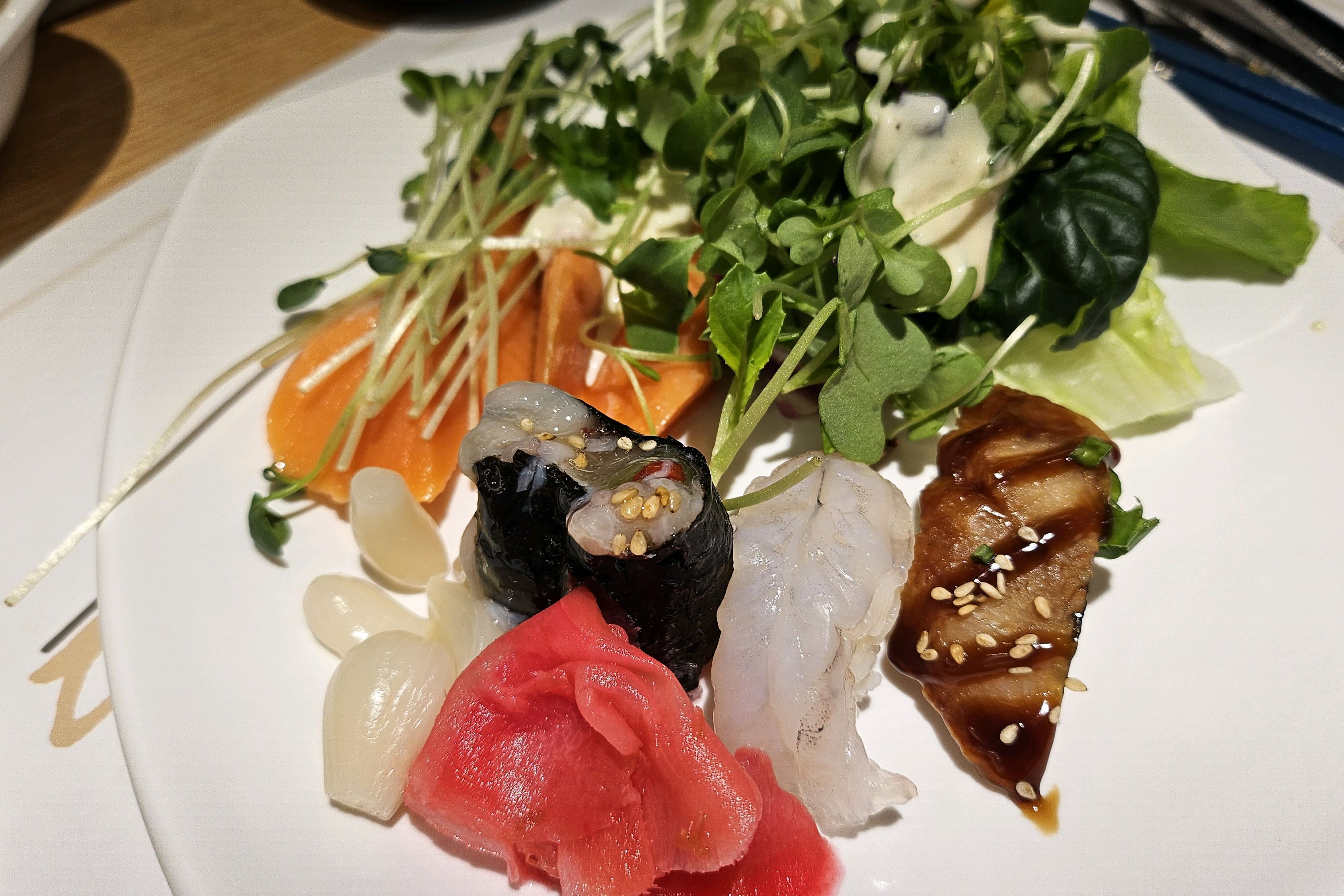 명동 퀄러티좋고 가격착한 초밥뷔페. 초밥도 맛있고 중식 일식 다 맛있어요. 디저트도 굿.