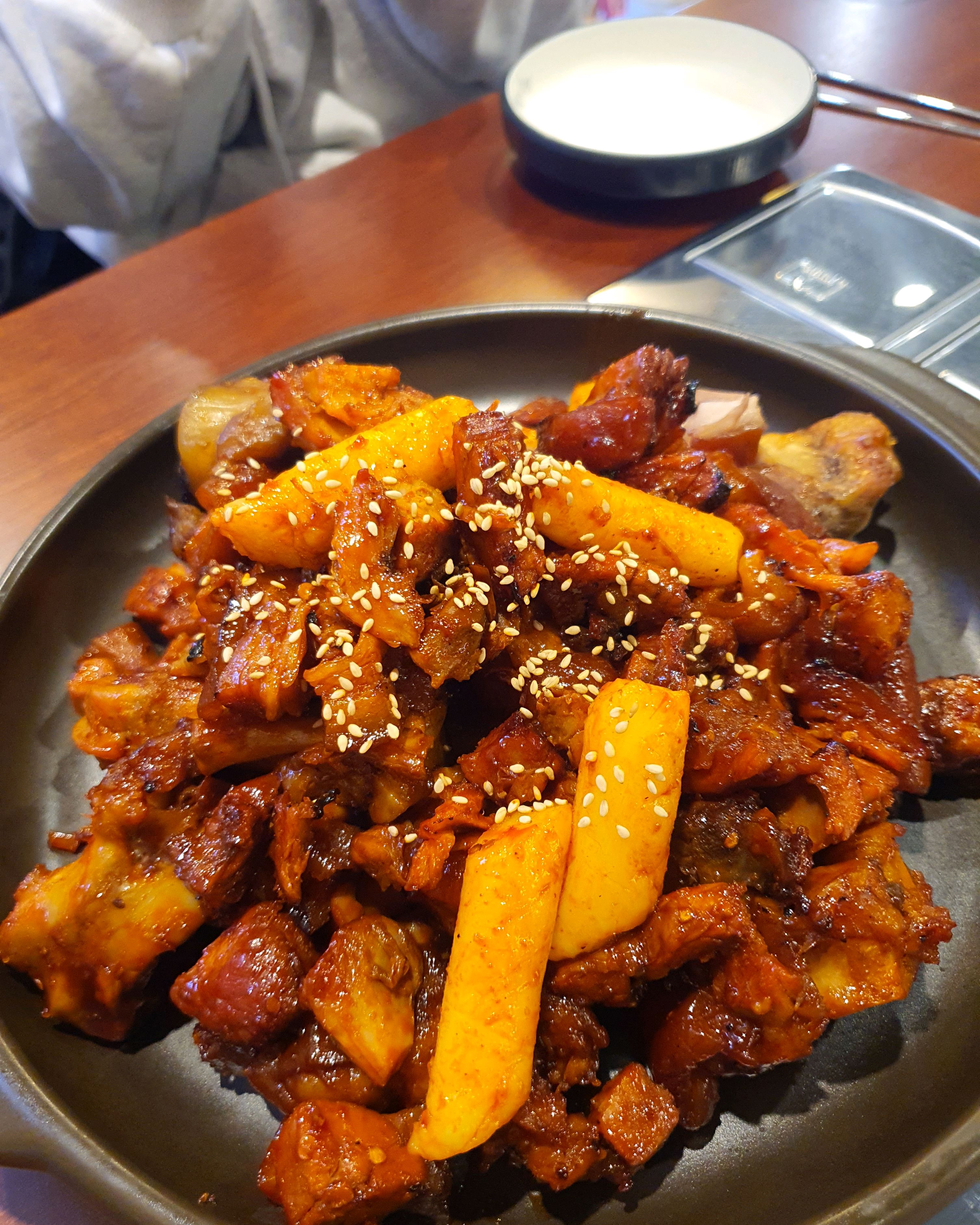 Seoksu Station Restaurant Jokbal Night Market & Mucheong Gamjatang Seoksu Station Store