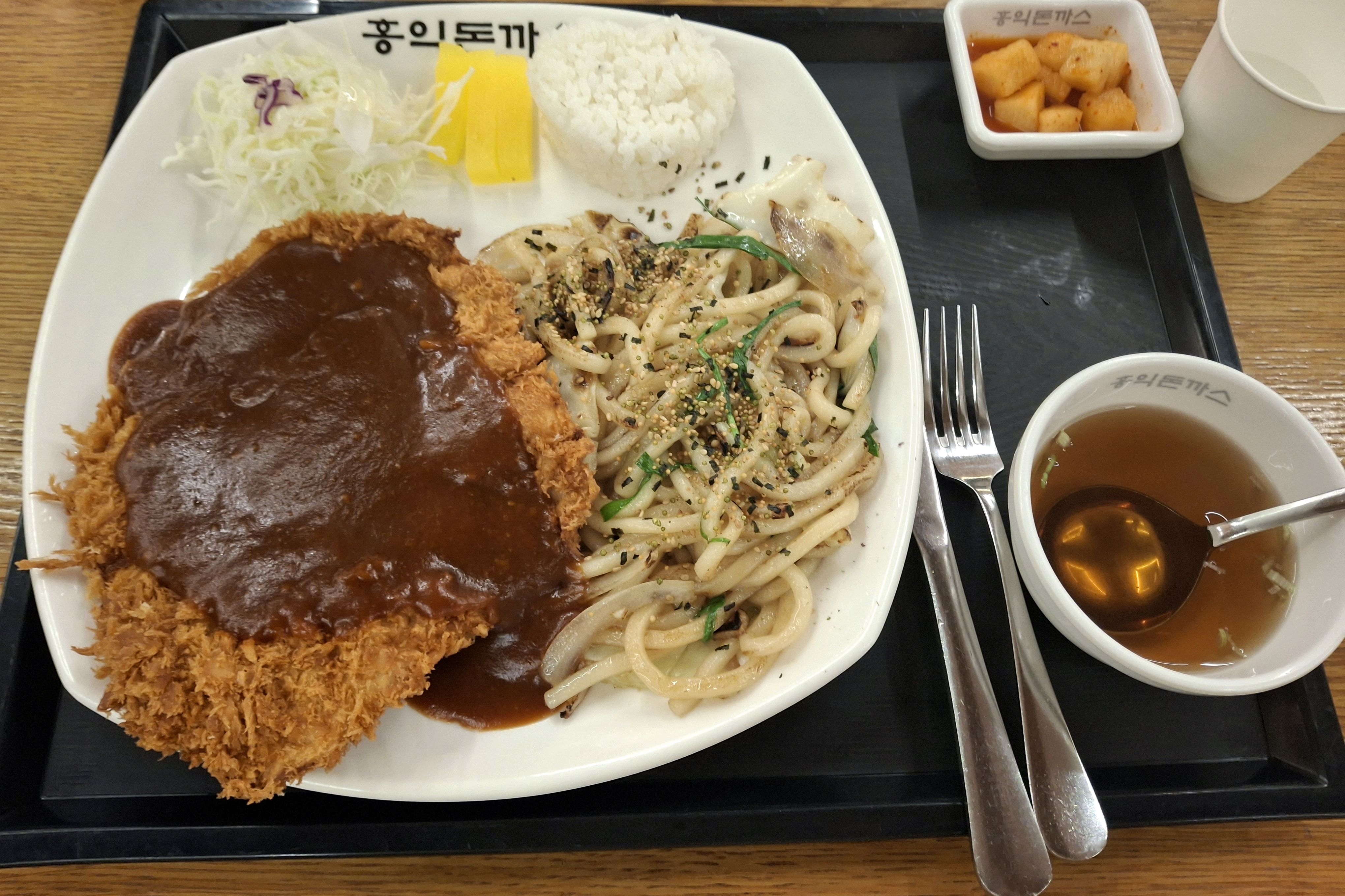 양이 정말정말 많아요! 매장이 엄청 넓고 밥먹고 커피 마시는 곳도 따로 있더라고요😲 서빙해