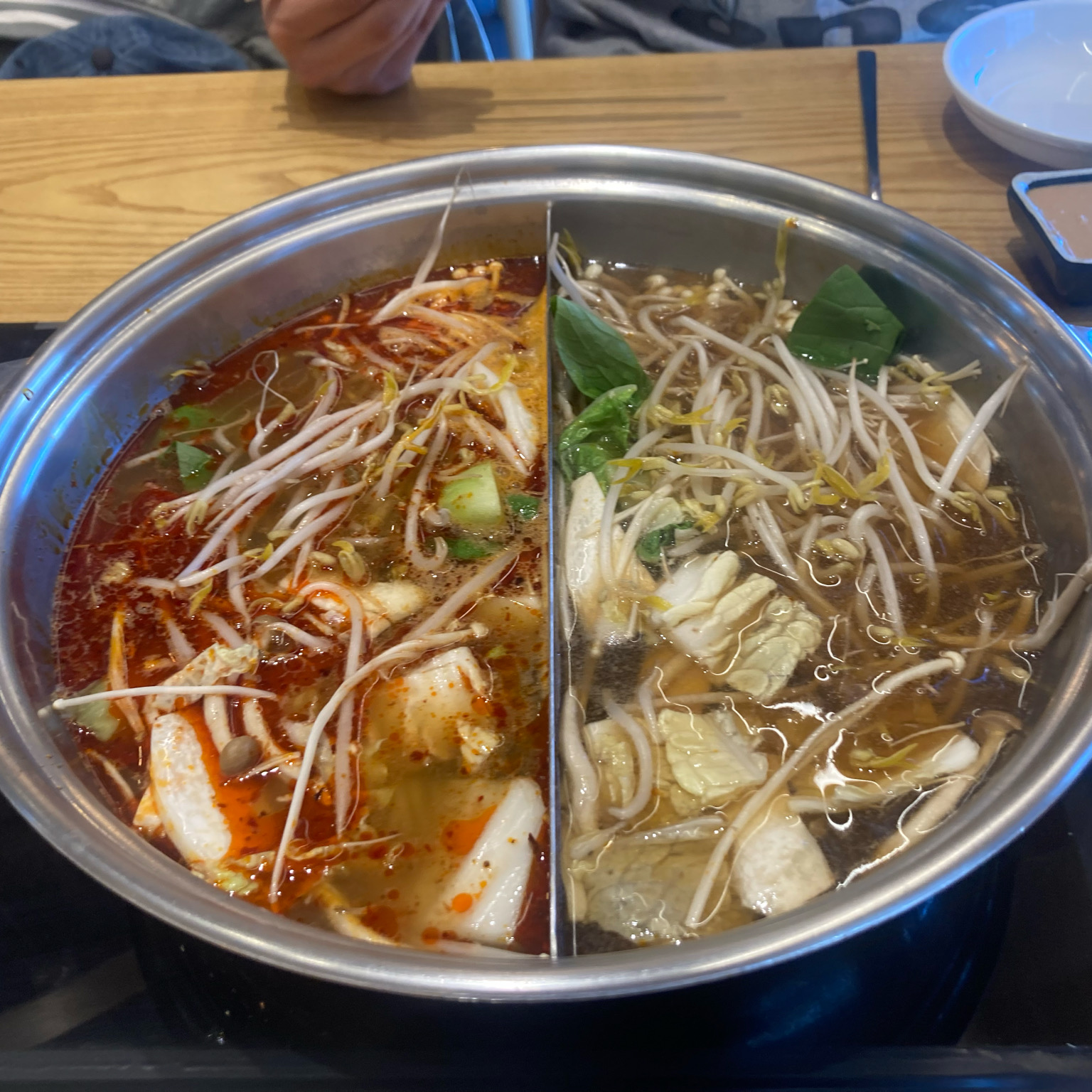 스끼야끼랑 훠궈 육수 했어요!! 진짜 돈 안아깝고 야채도 신선하고 맛있고 셀프바가 너무 깨