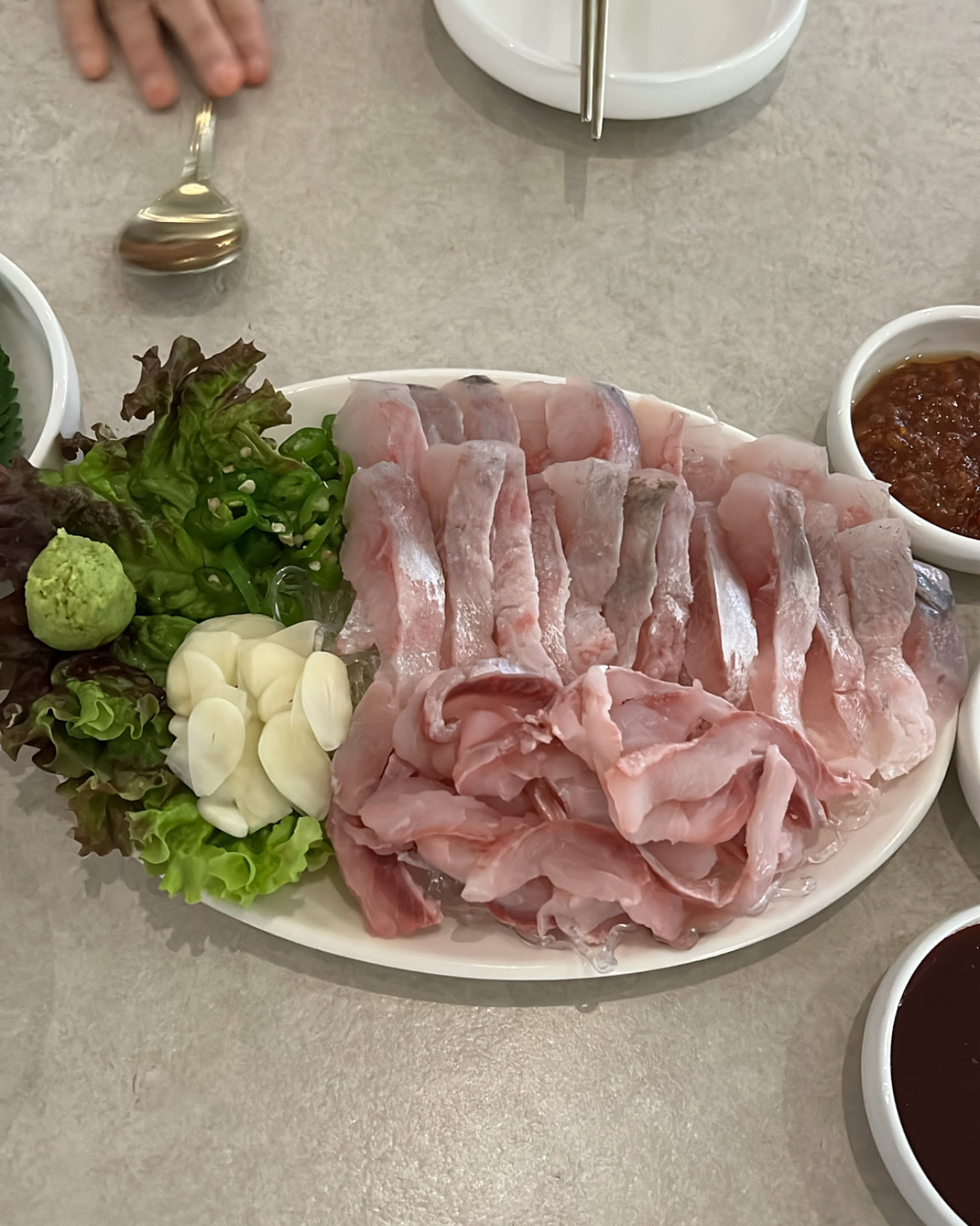 밀치회 쫀득쫀득한게 너무 맛있어요.횟집 차리셔도 대박 날꺼같습니다. - 불당동 맛집 휘도