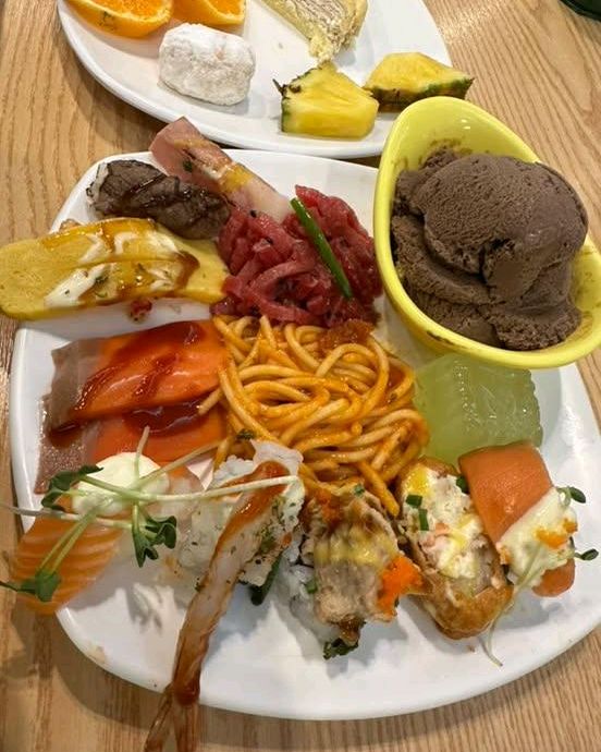 음식 종류가 다양하고 맛있어요 !! 직원분들도 엄청 친절하시고 매장이 넓어서 단체로 예