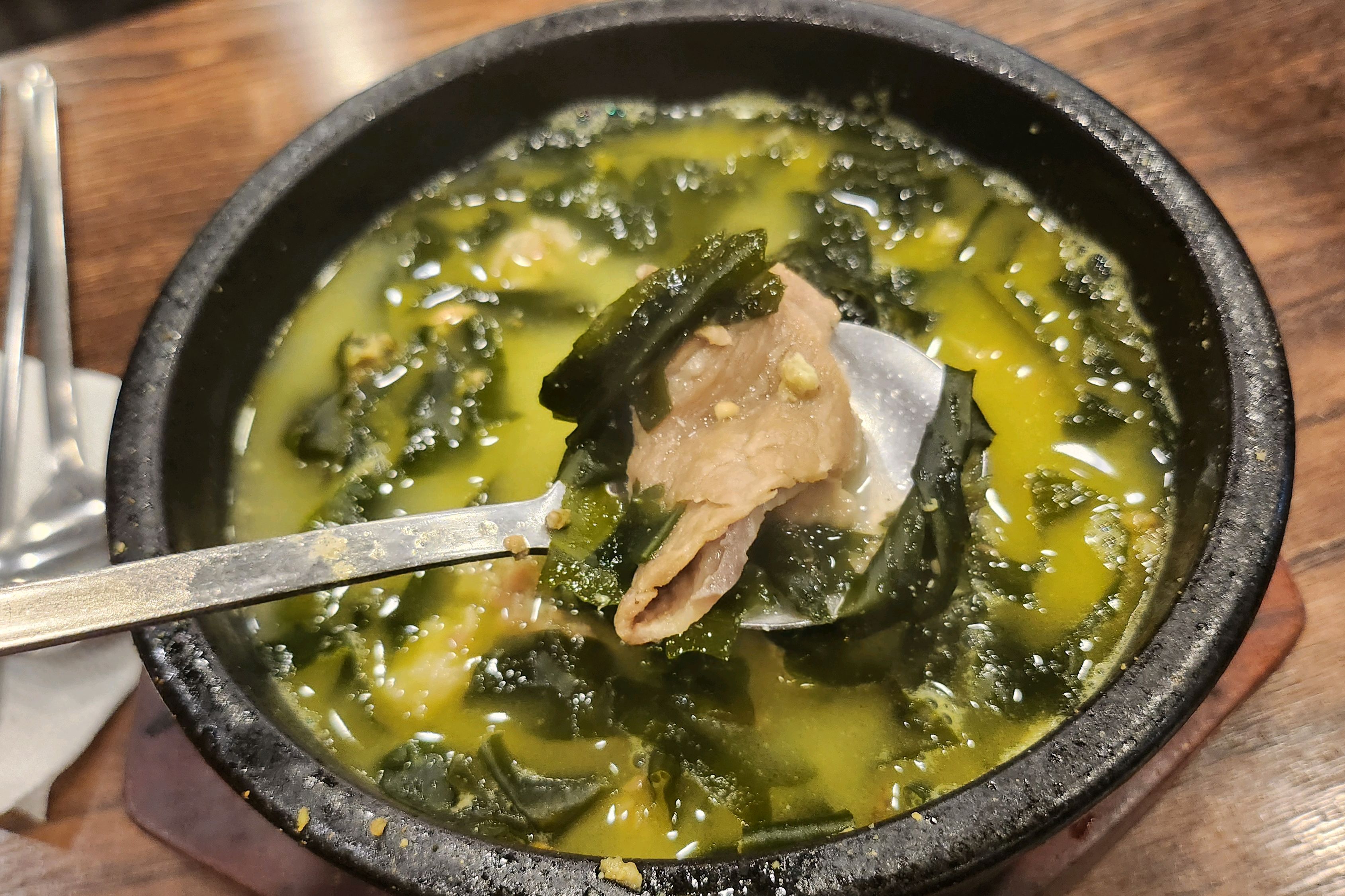 매장도 넓고 깔끔하고 주차도 되서 건강한 한식이 생각날때 종종 방문할것 같아요. 미역국은