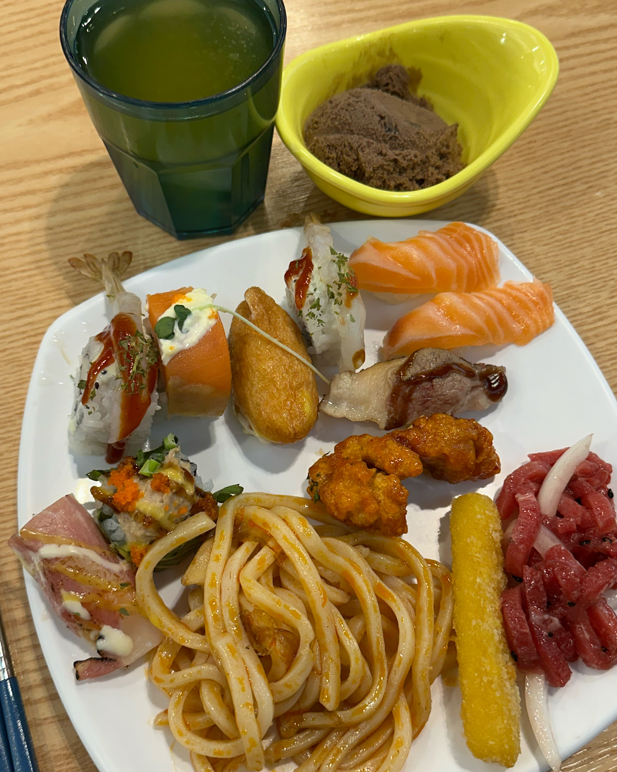 음식이 기대 이상으로 맛있습니다!! 특히 볶음우동이 양념에 잘 배어 있어 너무너무 맛있어서