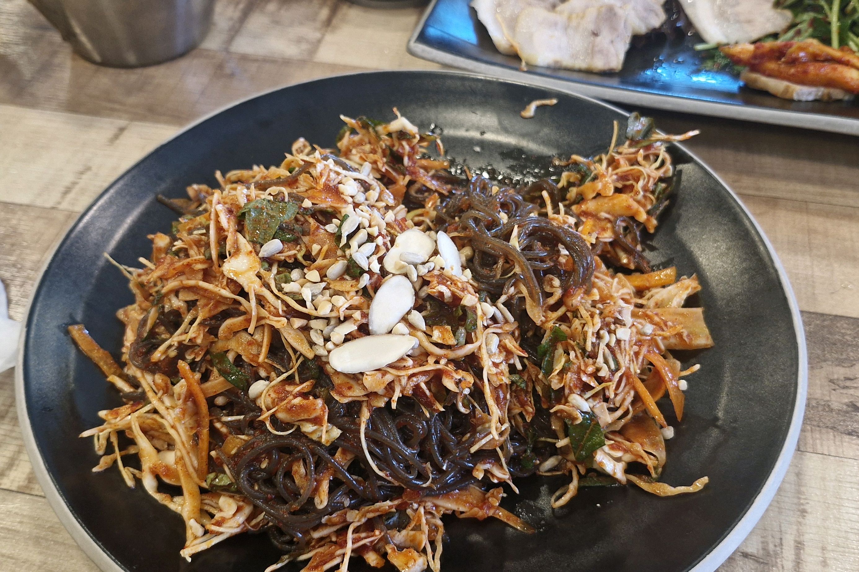 검색해서 왔는데 맛집인지 단체손님들도 있고 바쁘시네요. - 권선동 맛집 보쌈1979 본점
