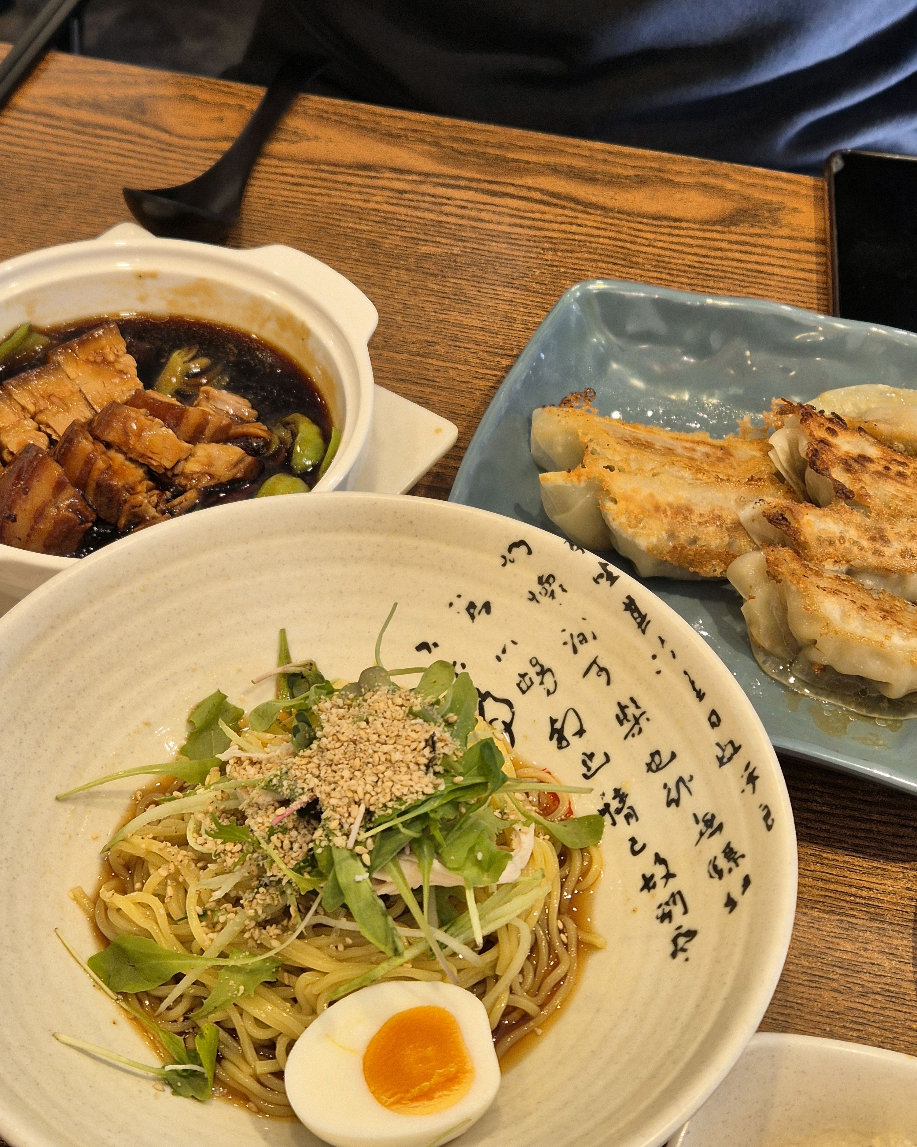처음 방문해보는데 정말 맛있었습니다! 교자에 육즙도 가득해서 맛있었고 량빤면은 특유의 맛이