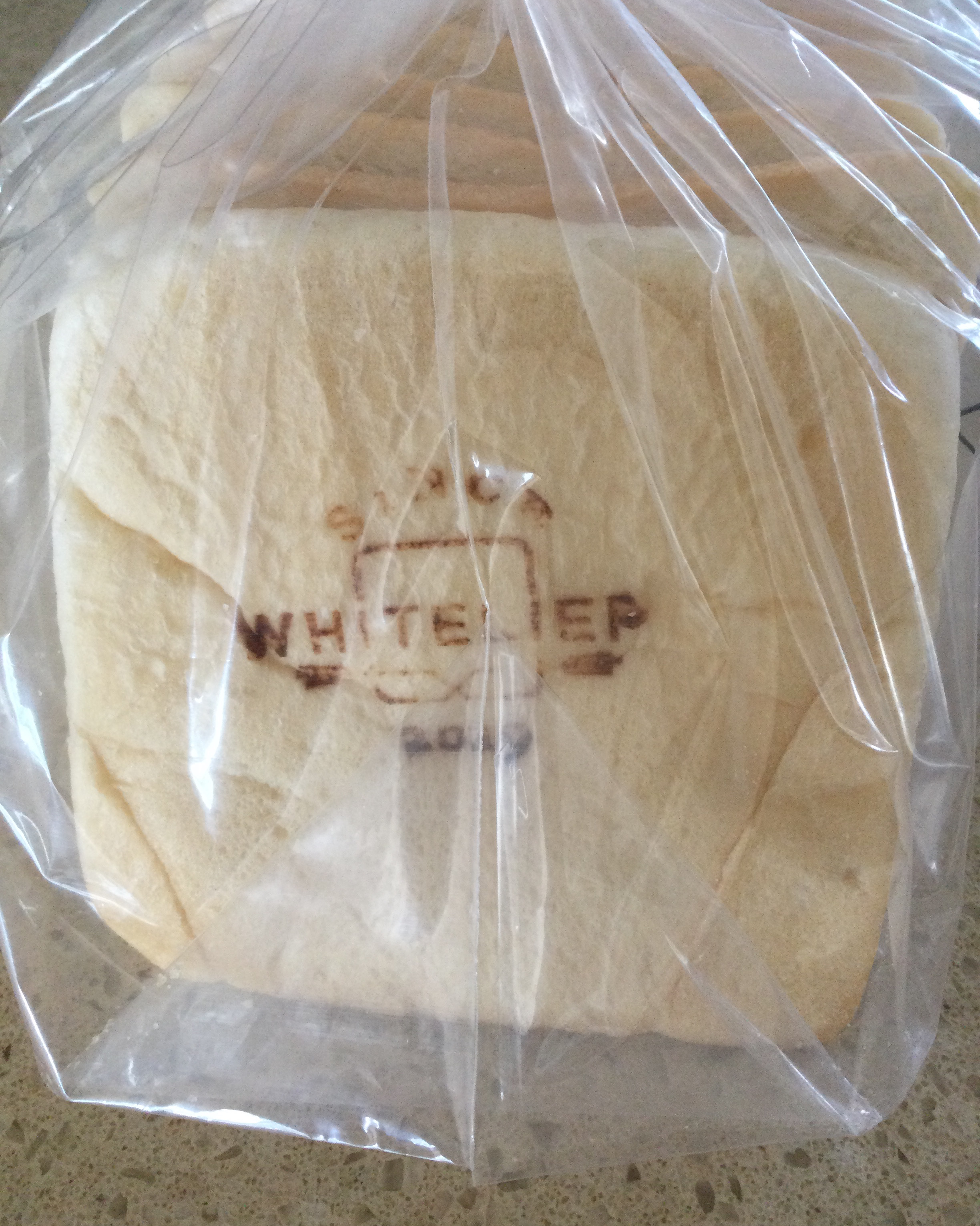 빵에서 향긋한 버터향이 나서 먹을때마다 기분이 좋아요! 빵도 맛있어용ㅎㅎ ! - 마산 양덕동 맛집 화이트리에 메트로시티점