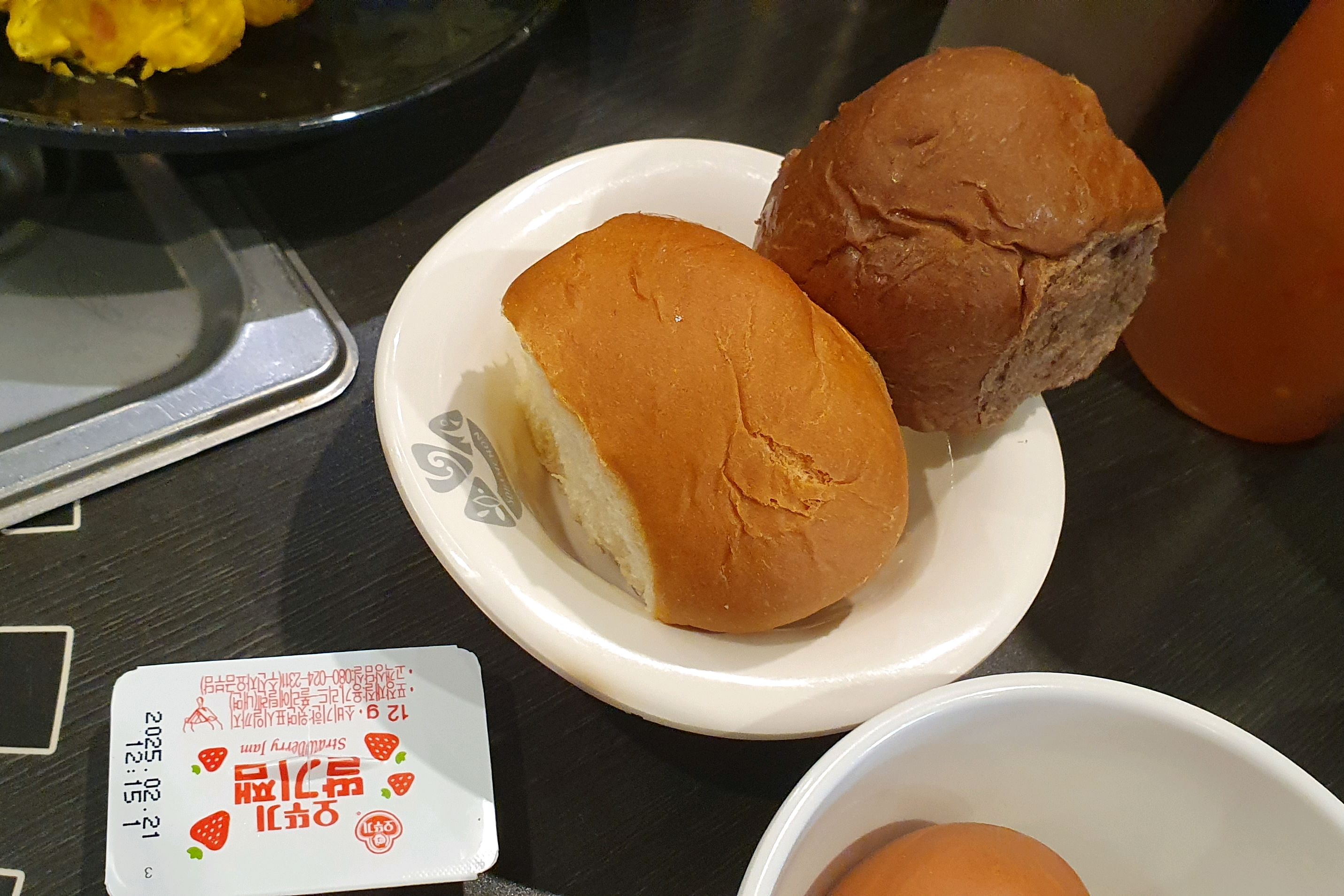 너무 맛나게 먹느라 사진 찍을 생각 못해서 ...남은 사진이 갓쪄나온 빵과 딸기쨈 밖에 없