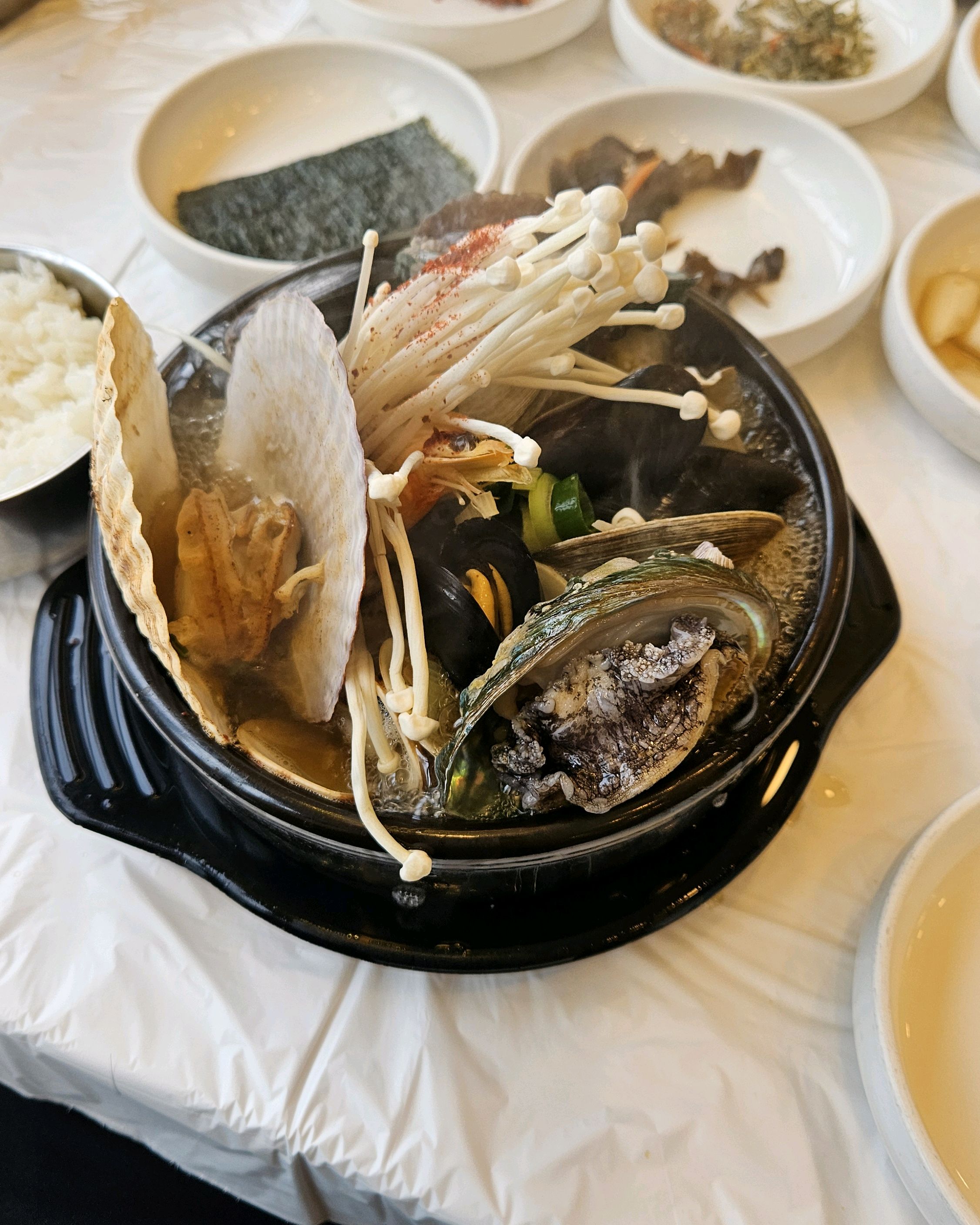저번에도 와서 먹었던 해물뚝배기인데, 이번에도 역시나 맛있더라구요! 뜨끈한 국물에 소주 한