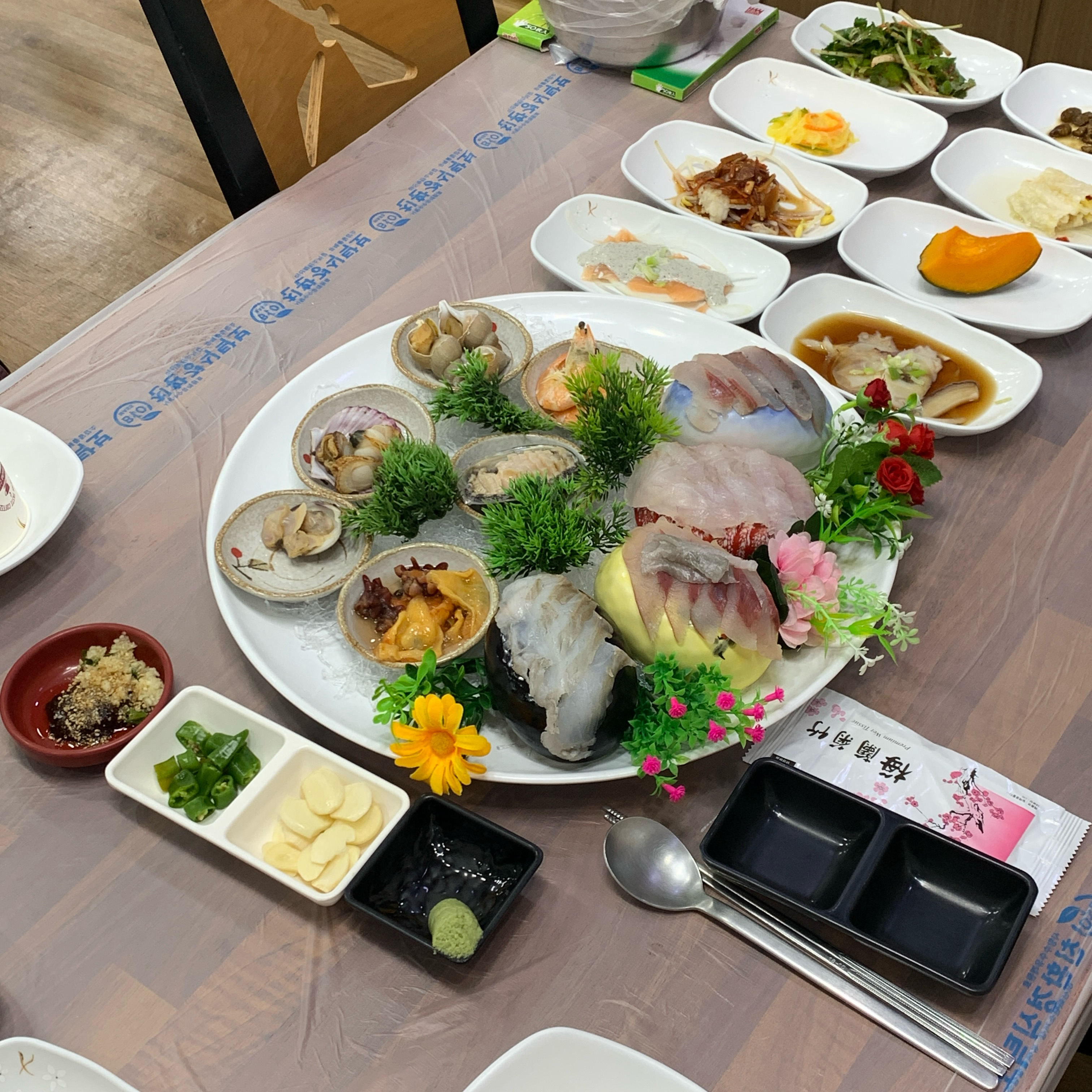 회랑 해산물이 정말 신선해요! 게다가 대게세트 구성이 넘 좋습니다 ٩( ᐛ )و 다음에는