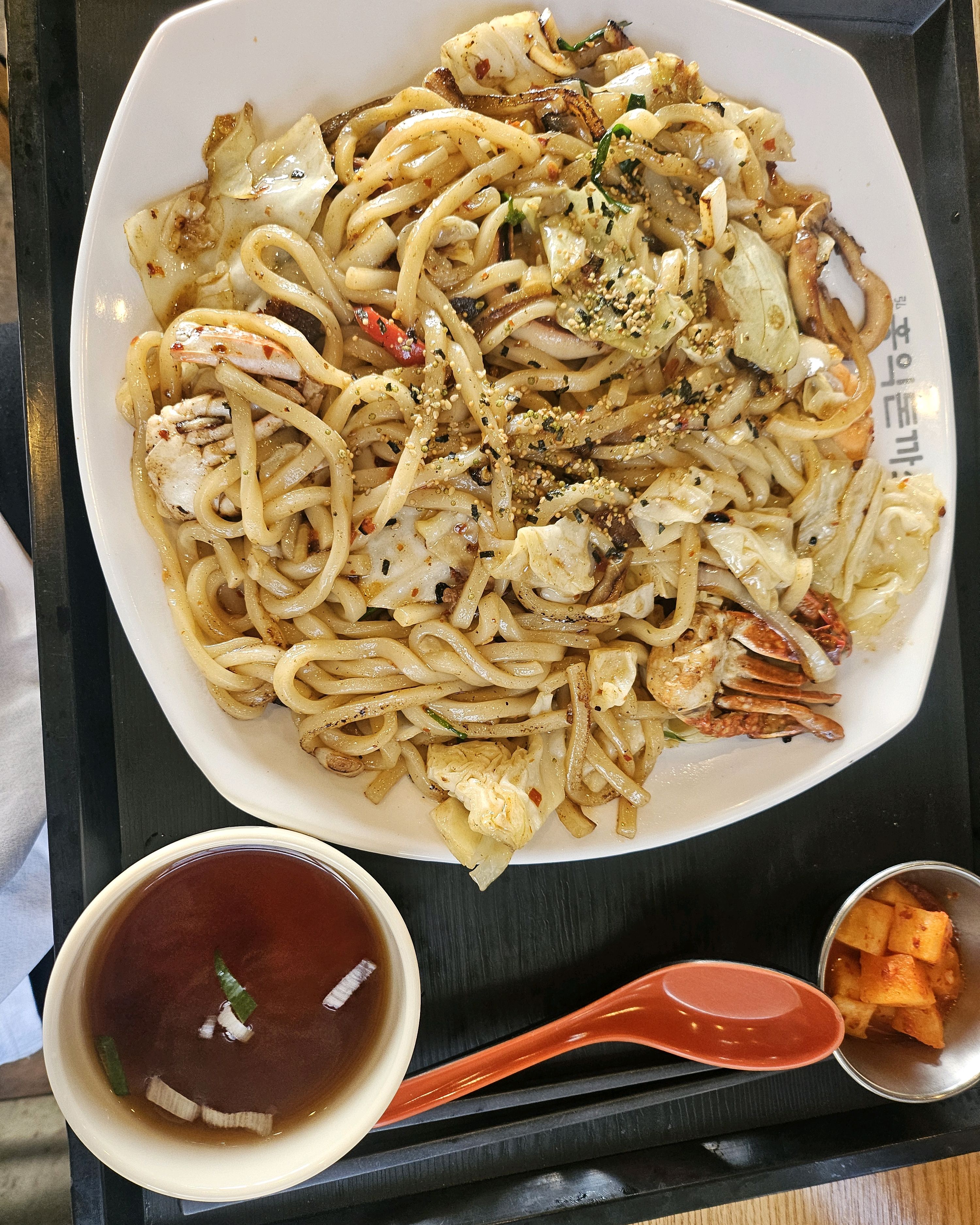 오랜만에 홍익돈가스 완전 기대하고 갔는데, 돈가스는 얇지만 크고 맛있었습니다...근데 해물