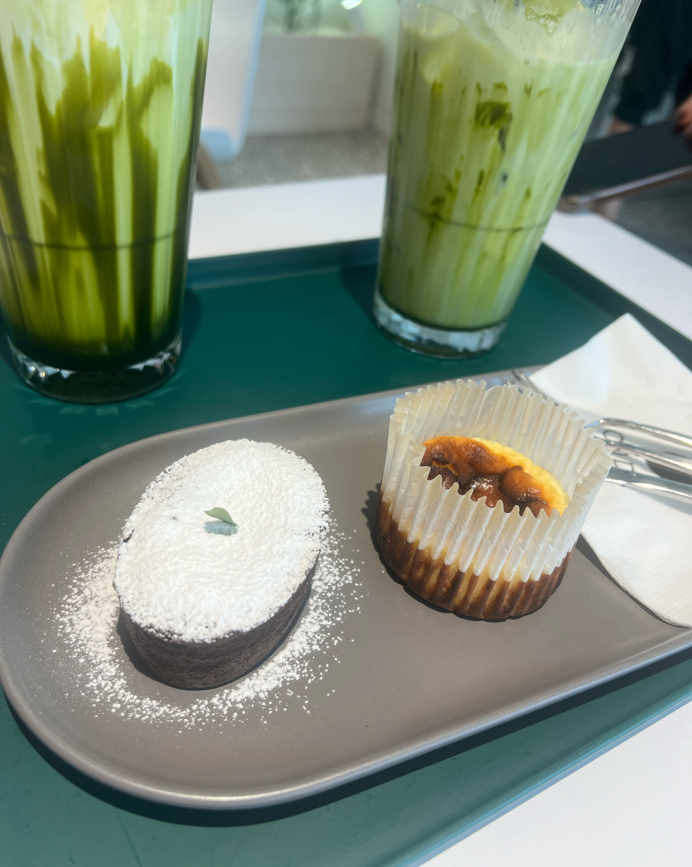 크리스마스 장식이 된 카페 내부 모습