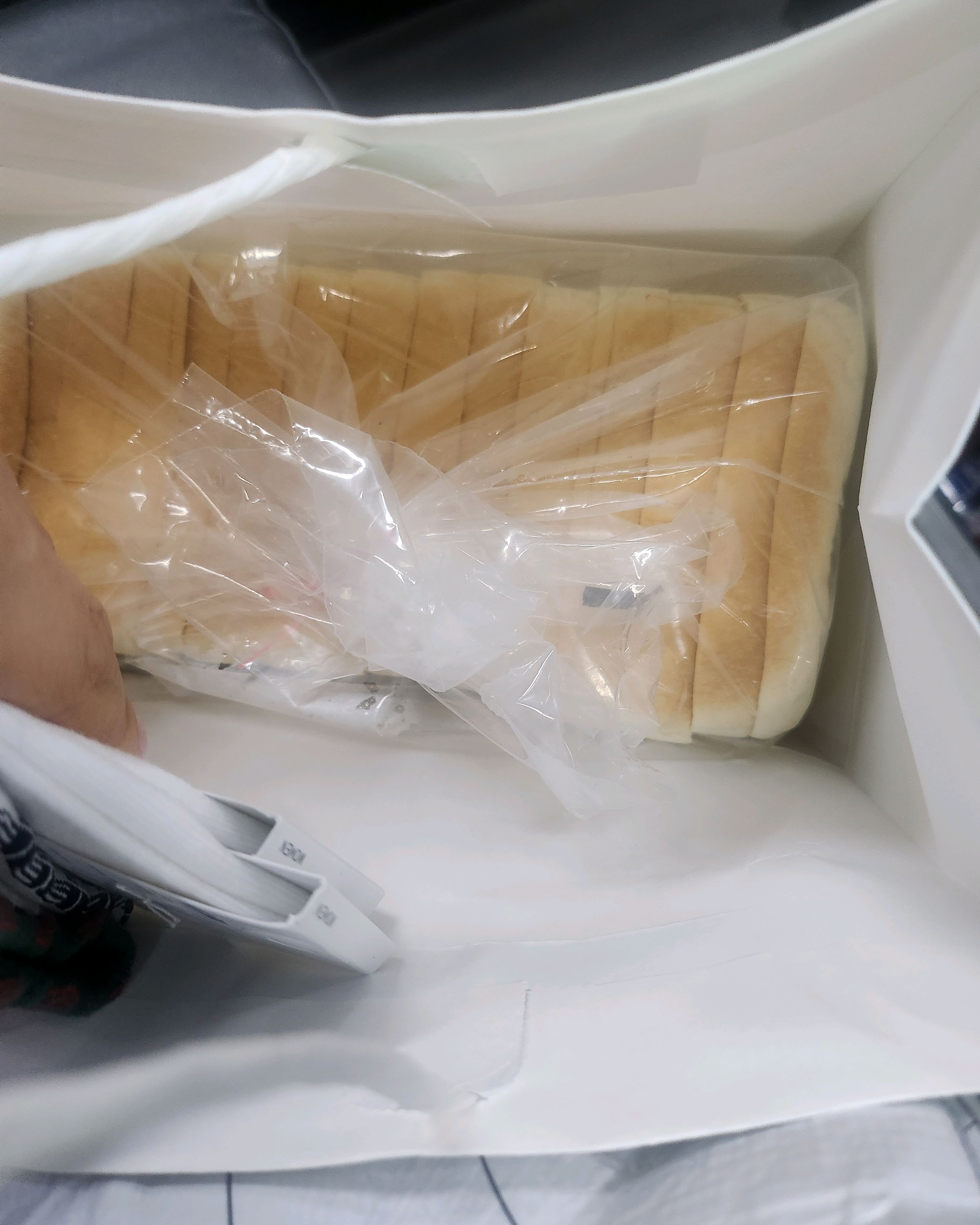 촉촉하고 부드러워요~버터향가득 기분좋네요 !역시 명품식빵 답네요ㅎ💯🥰👍 - 범계역 맛집 화이트리에 평촌점