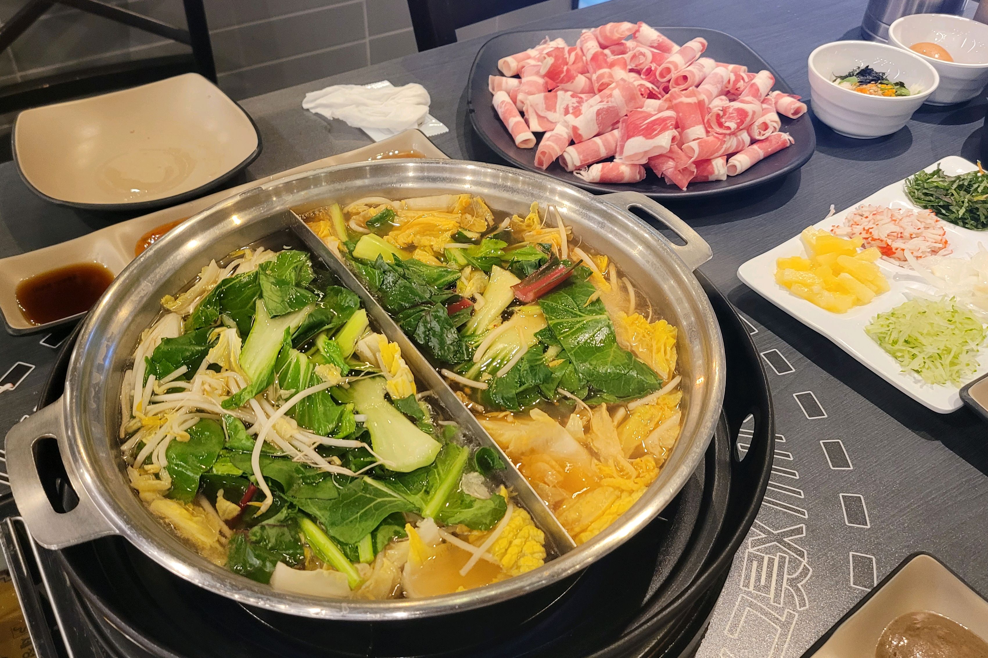 주말이면 자주 가는 곳, 육수는 반반으로 해서 신선한 야채 듬뿍 넣어 샤브샤브 아주 좋습니