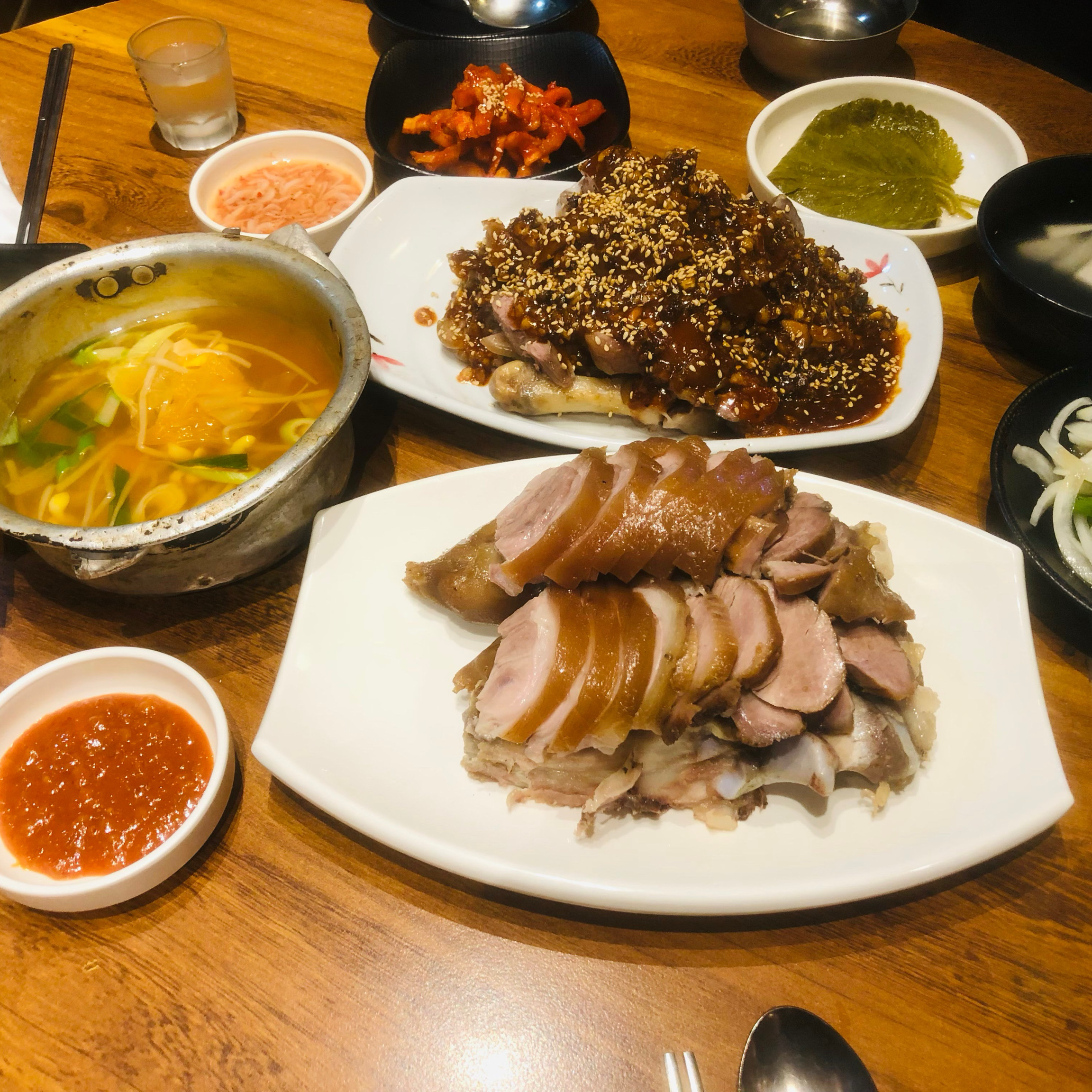 사장님도 너무 친절하시고 너무 맛있어요 가게도 넓어서 회식이나 모임에도 좋을거같아요!!! - 불당동 맛집 족산 천안본점