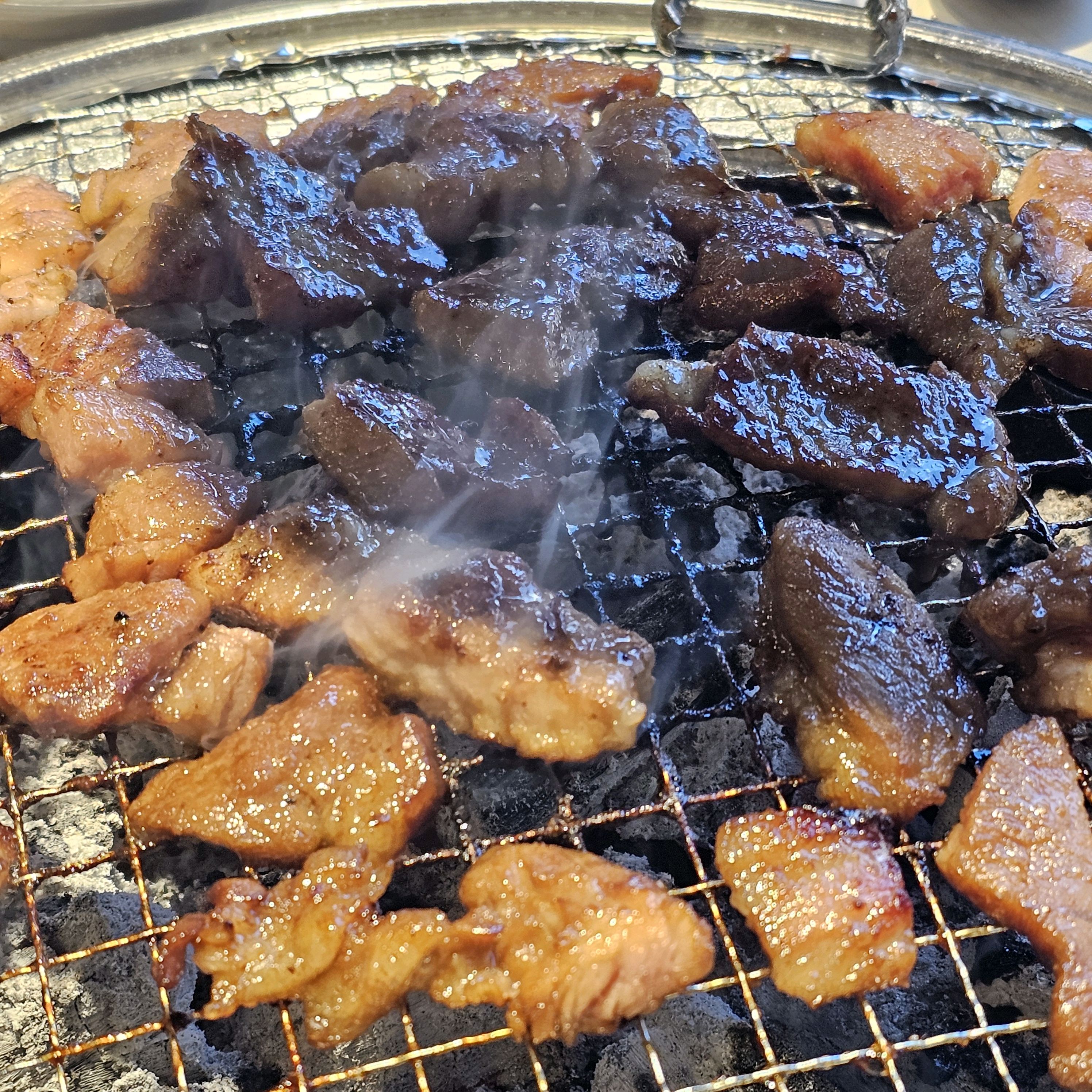 갈비집이지만, 생고기류가 더 맛있습니다. 목심이나 스테이크 위주로 드시는 걸 추천합니다. - 쌍문역 맛집 명륜진사갈비 서울쌍문점