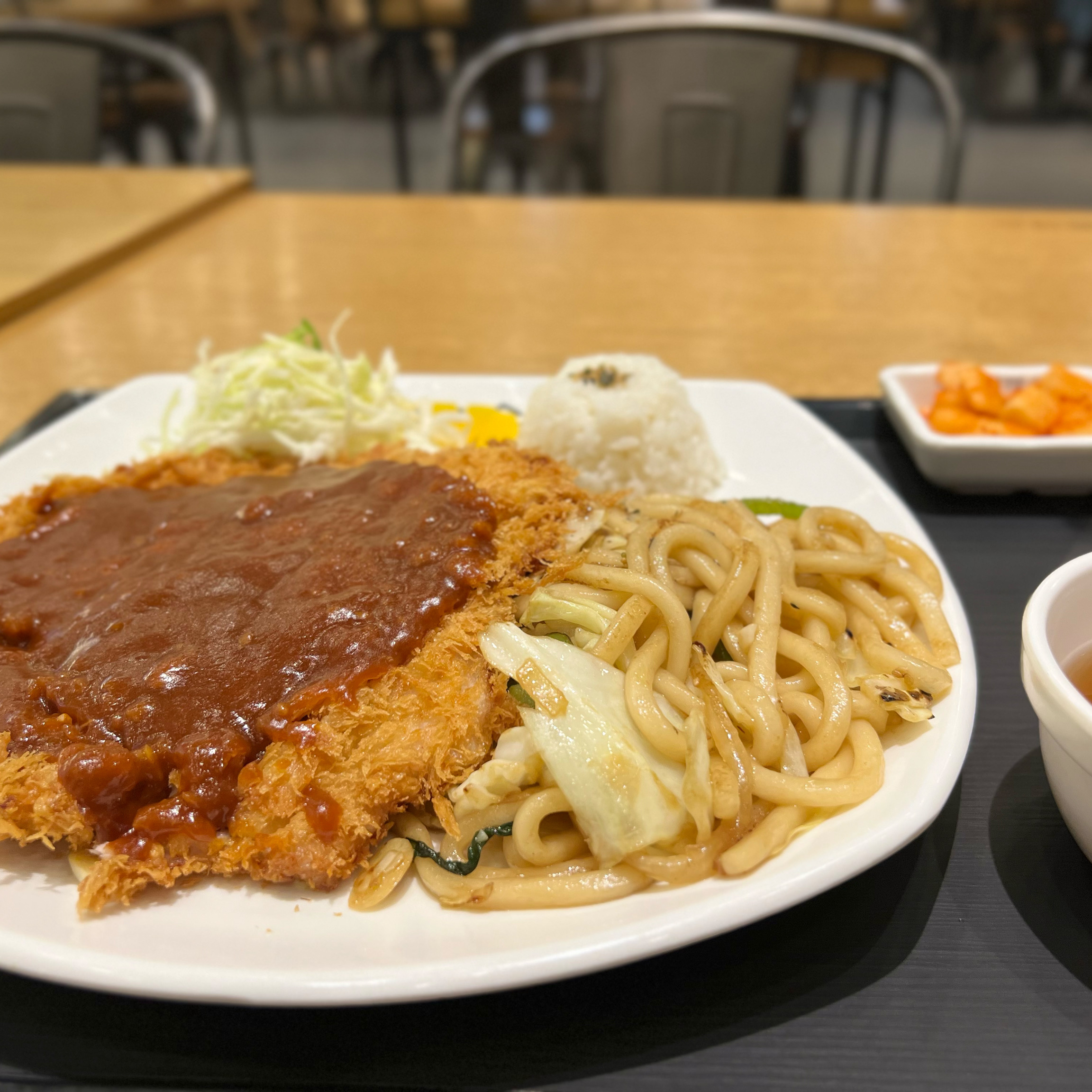 맛도 좋고 무엇보다 주방이 청결보여 안심하고 찾는곳 입니다 - 화성 남양 맛집 홍익돈까스 화성남양점