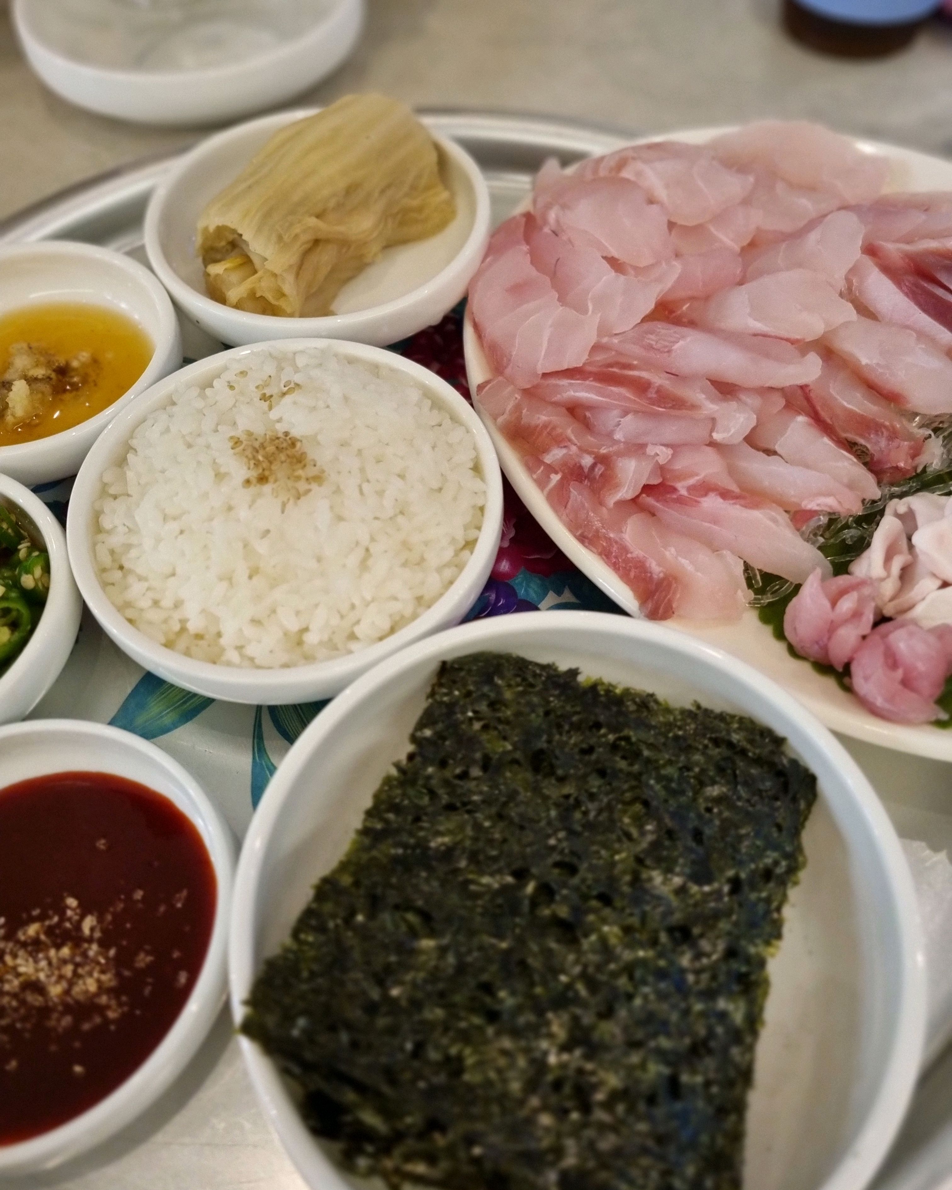 민어회와 밑반찬도 정갈하게 잘 나와서 맛있게 잘 먹었어요, 술은 분위기가 정말 중요한데 맛