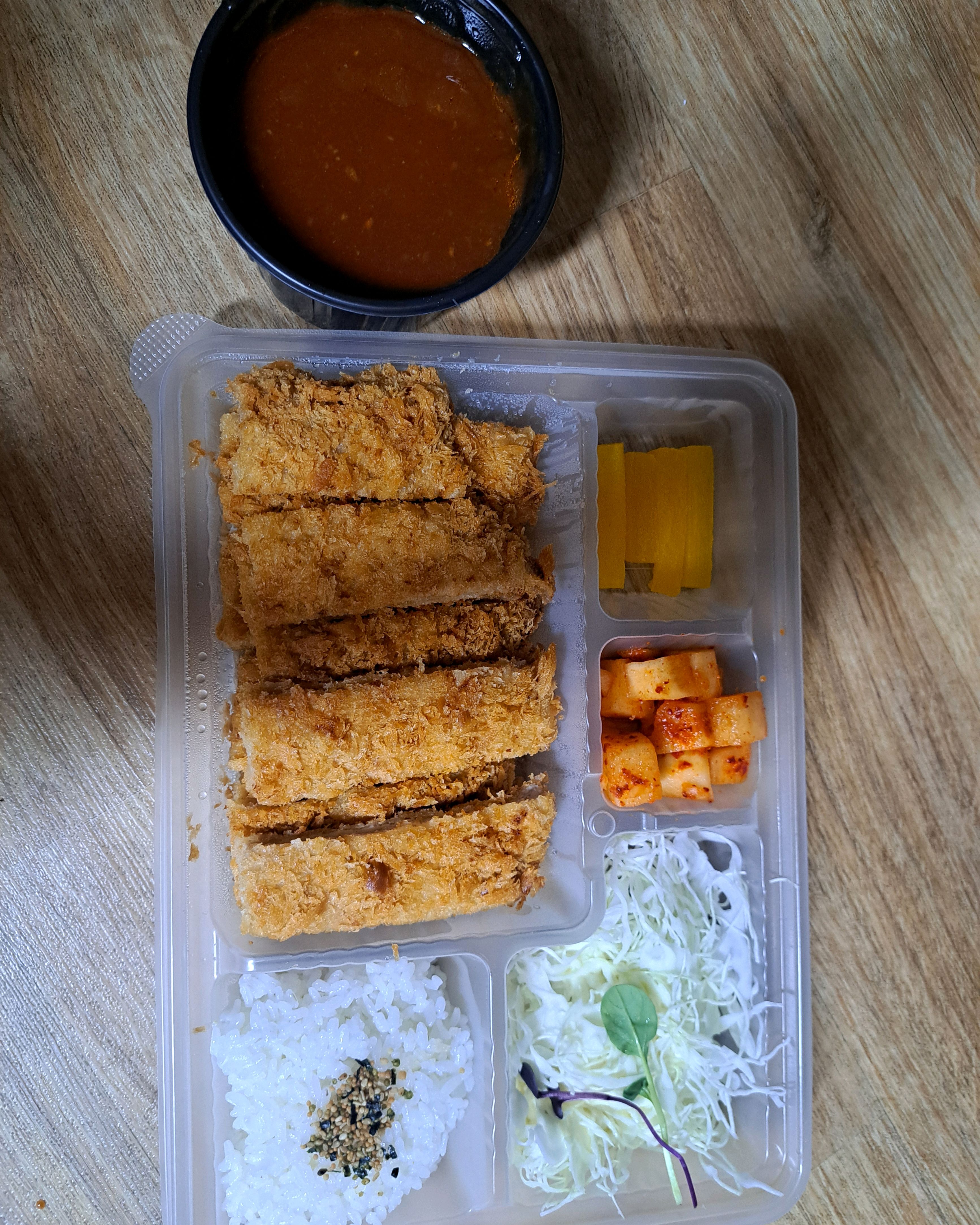 포장 시 돈가스 썰어주어서 먹기 편하고 - 왕송호수 맛집 홍익돈까스 의왕왕송호수점