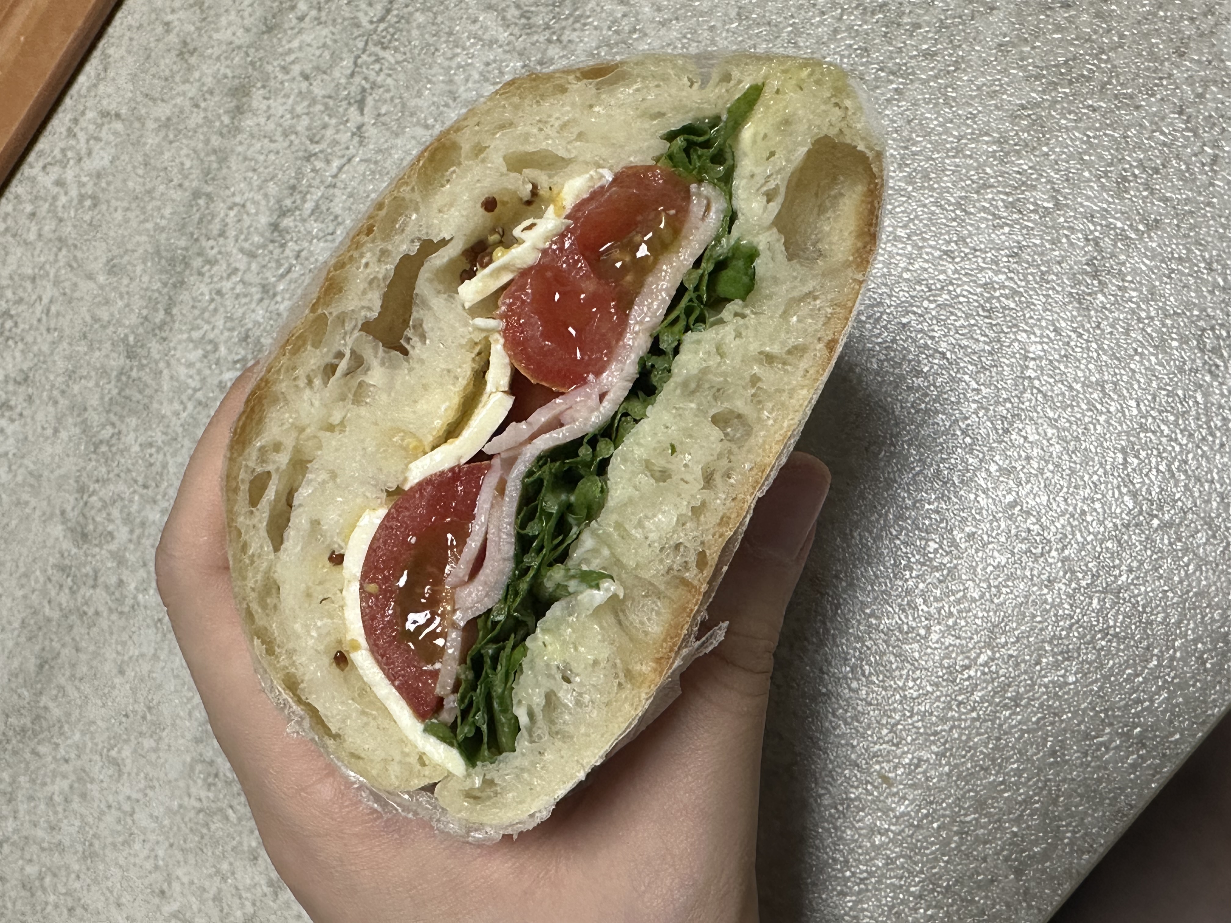 플레인 치아바타 구매했어요! 집에 오자마자 샌드위치 만들어 먹었는데 정말정말 맛있었어요 가