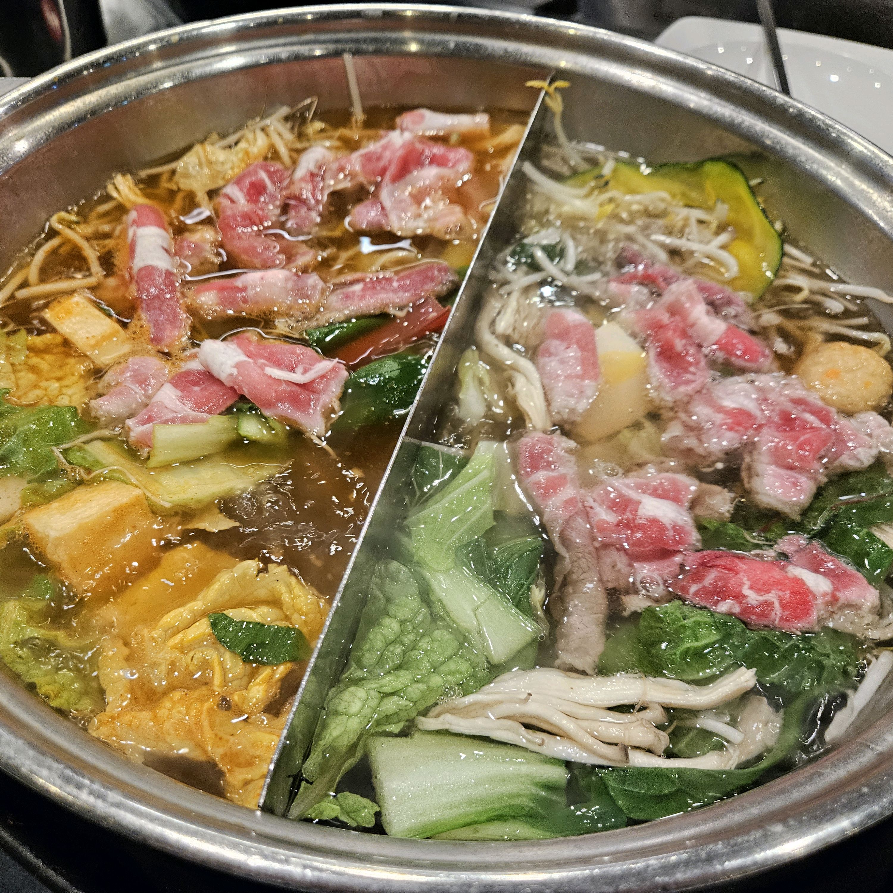 재료들 신선하고 다 맛있어요 다른 지역 소담촌도 가봤지만 강동역점이 훨씬 맛있음 월남쌈으로
