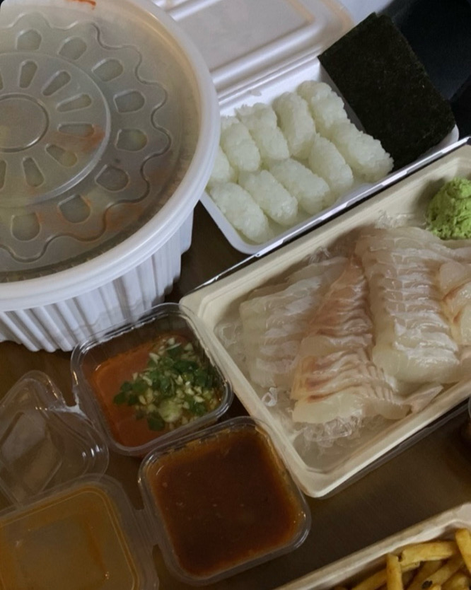 쫀맛탱 자주 포장해갔는데 알아봐주시고 초밥 서비스까지 눈뚫고 달려왔습니다 항상 잘먹고있어요
