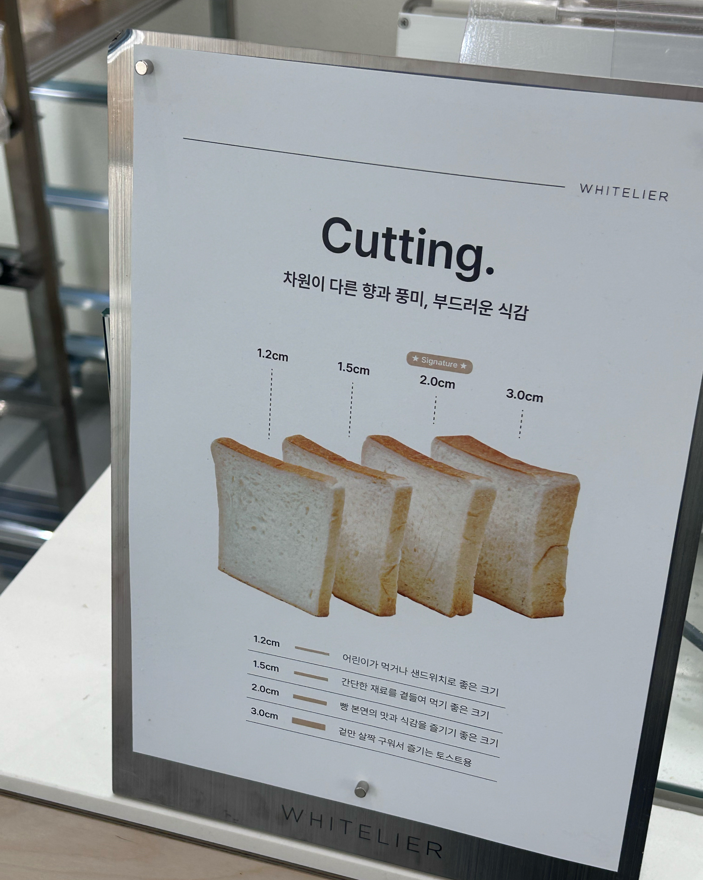 오늘 오전에 왔는데 크리스마스로 꾸며져있어서 크리스마스 분위기가 좋았습니다. 빵맛은 이미
